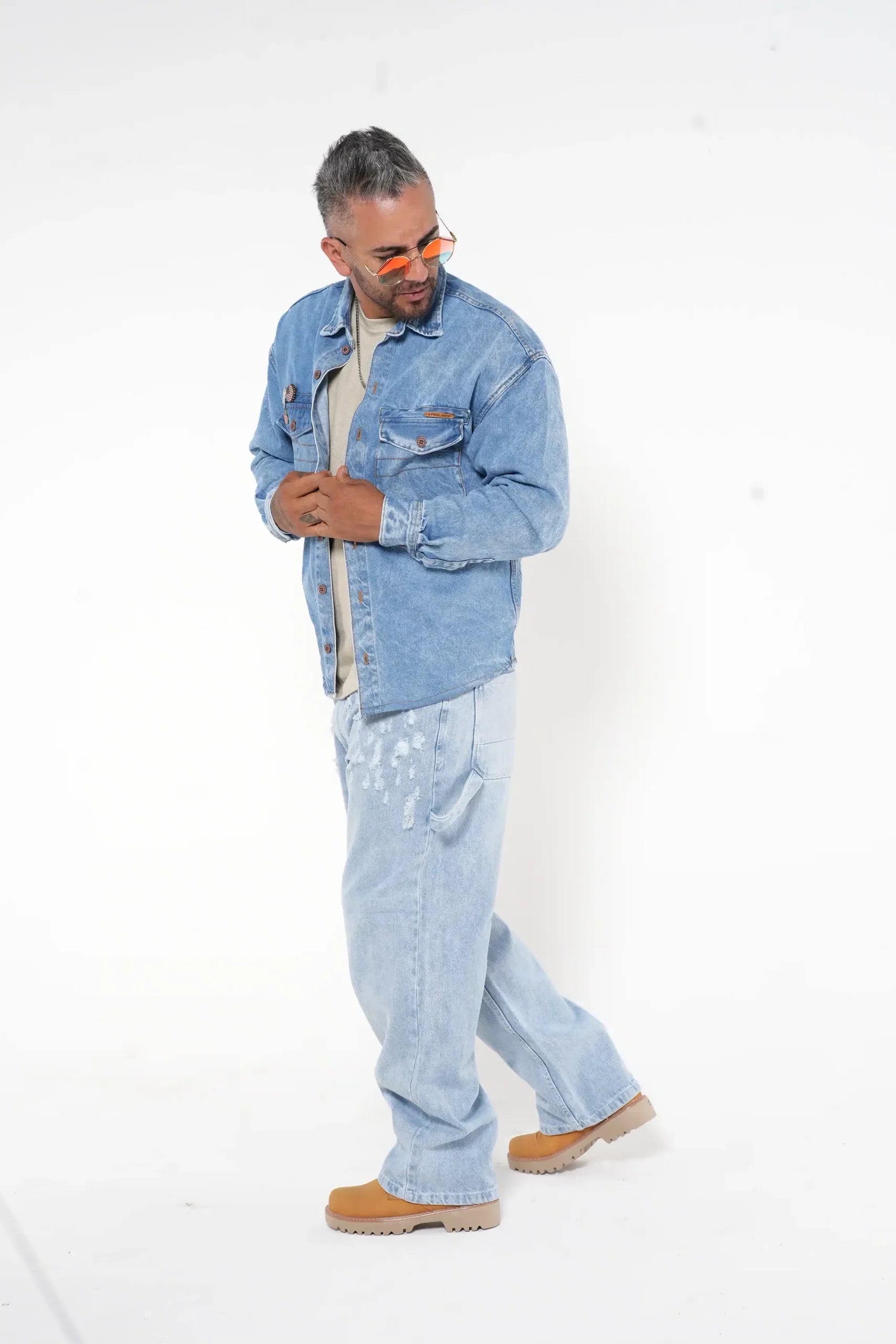 Jeans Baggy Azul claro con Efecto Lavado y Cadena Negra Decorativa