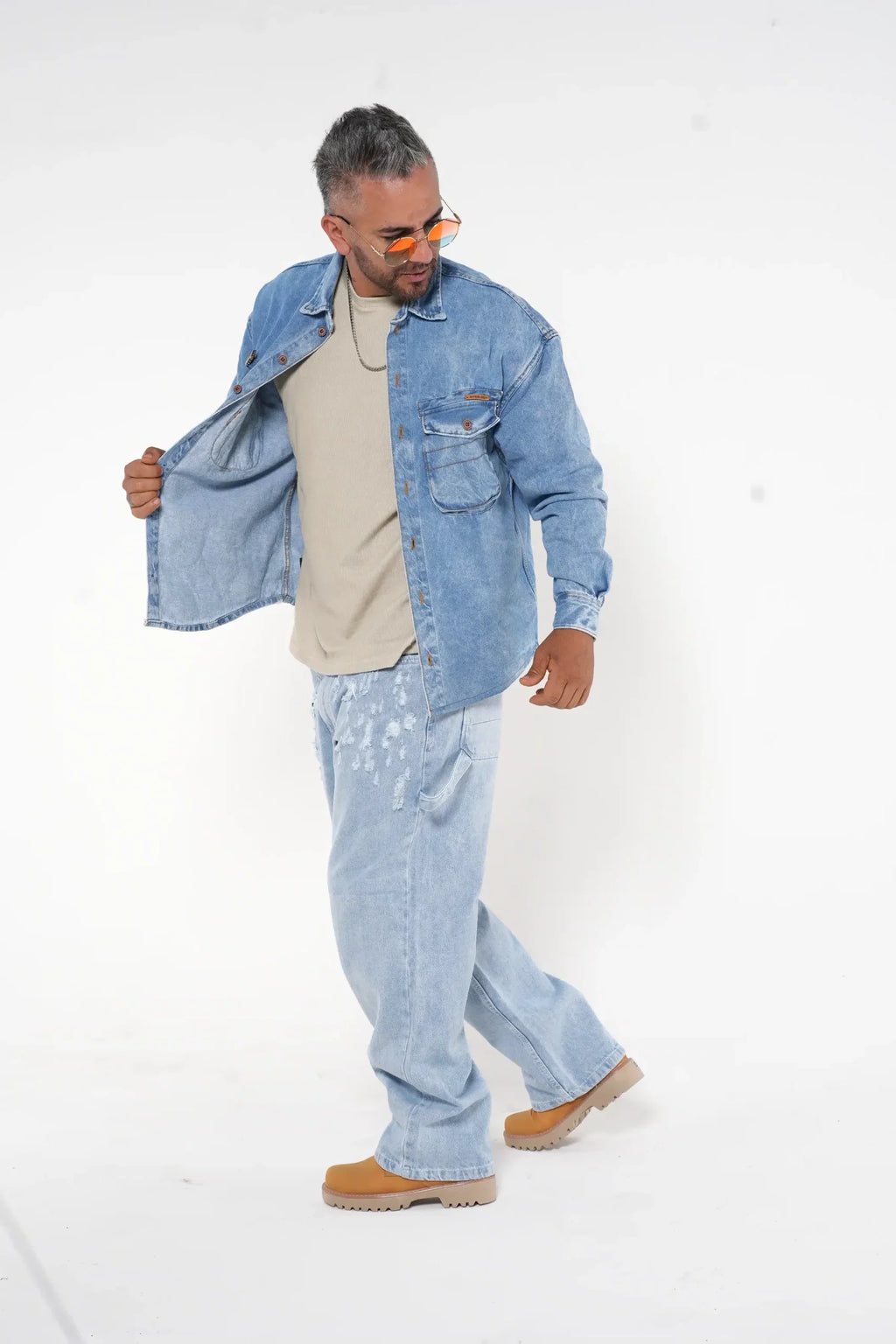 Jeans Baggy Azul claro con Efecto Lavado y Cadena Negra Decorativa