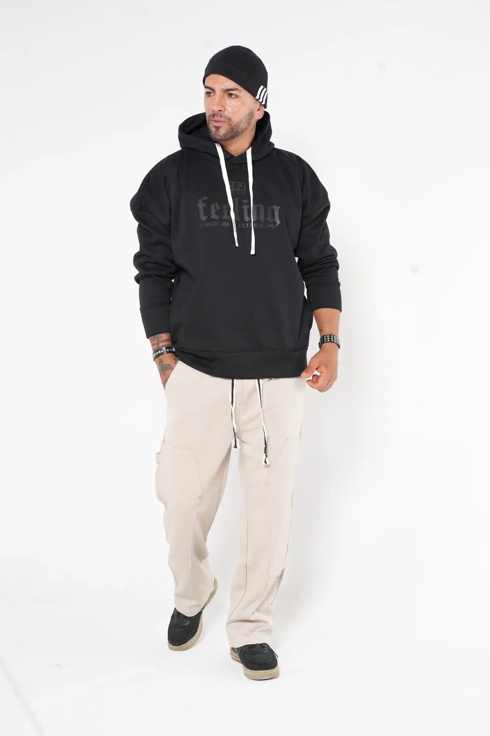 Pantalón Cargo Jogger Beige con Detalles Metálicos