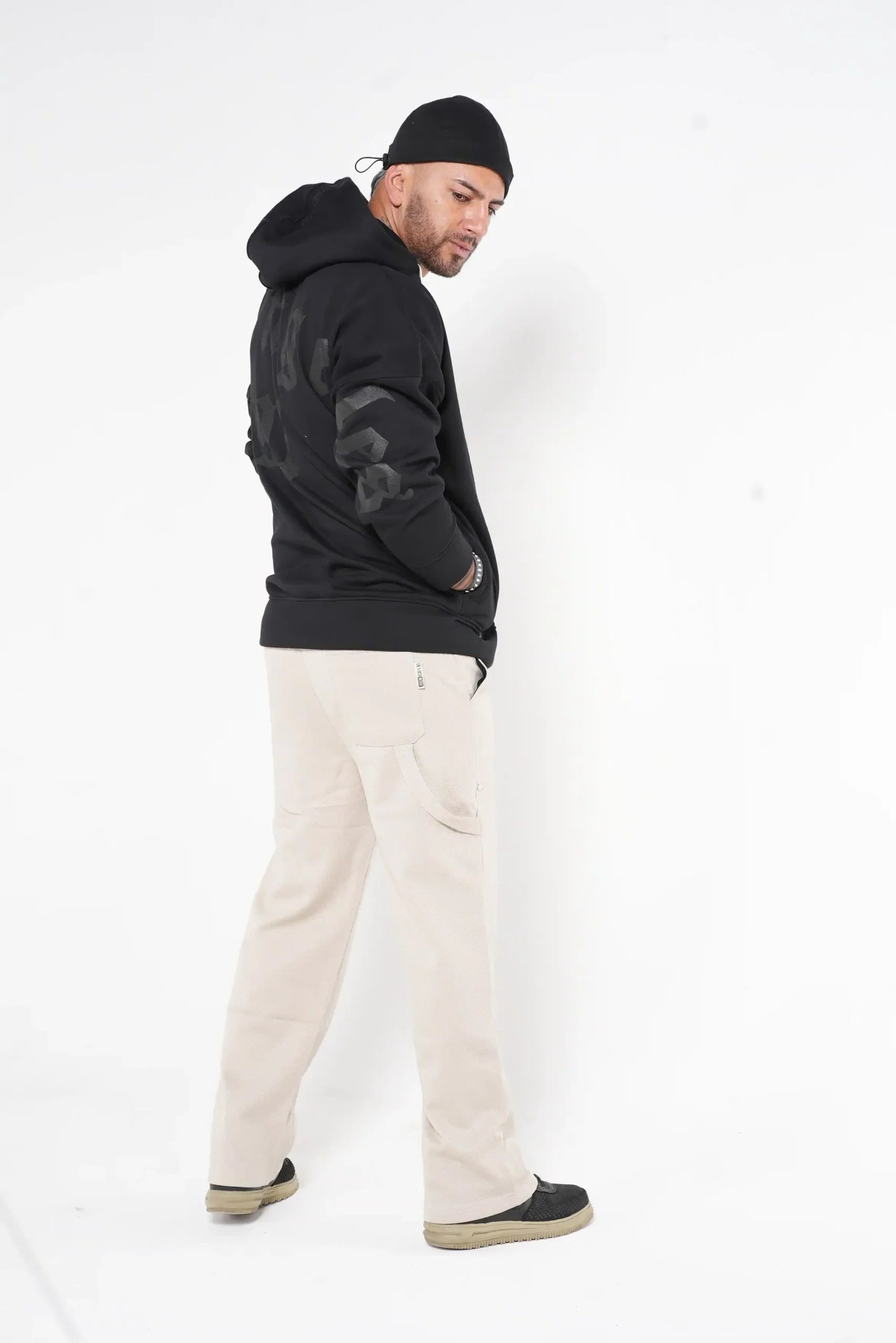 Pantalón Cargo Jogger Beige con Detalles Metálicos