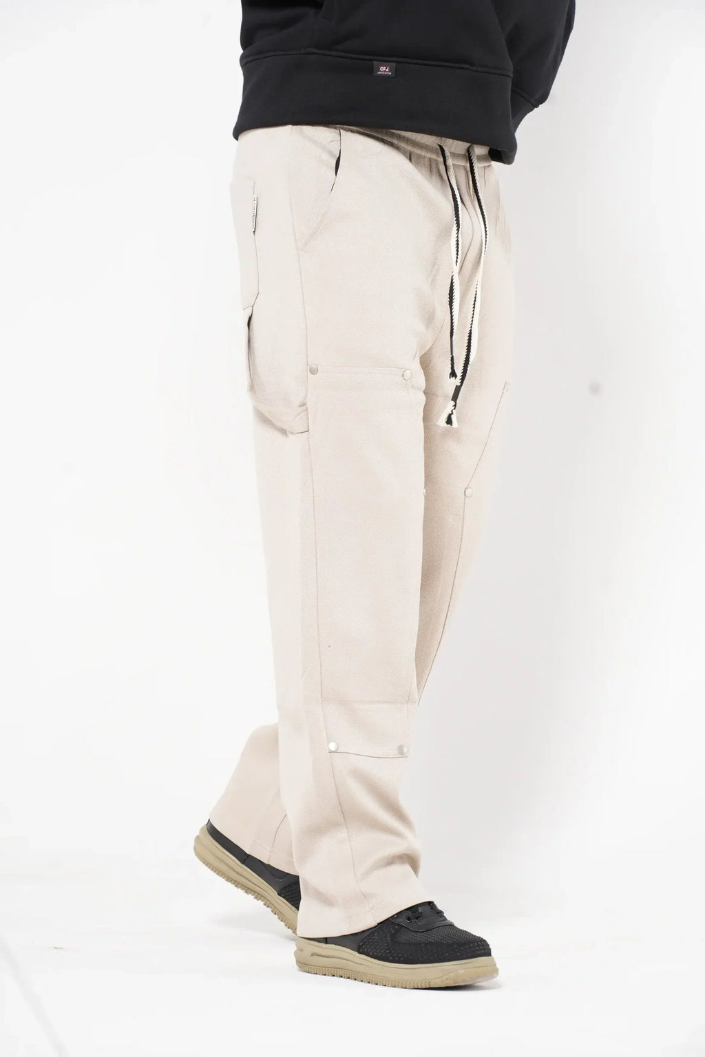 Pantalón Cargo Jogger Beige con Detalles Metálicos