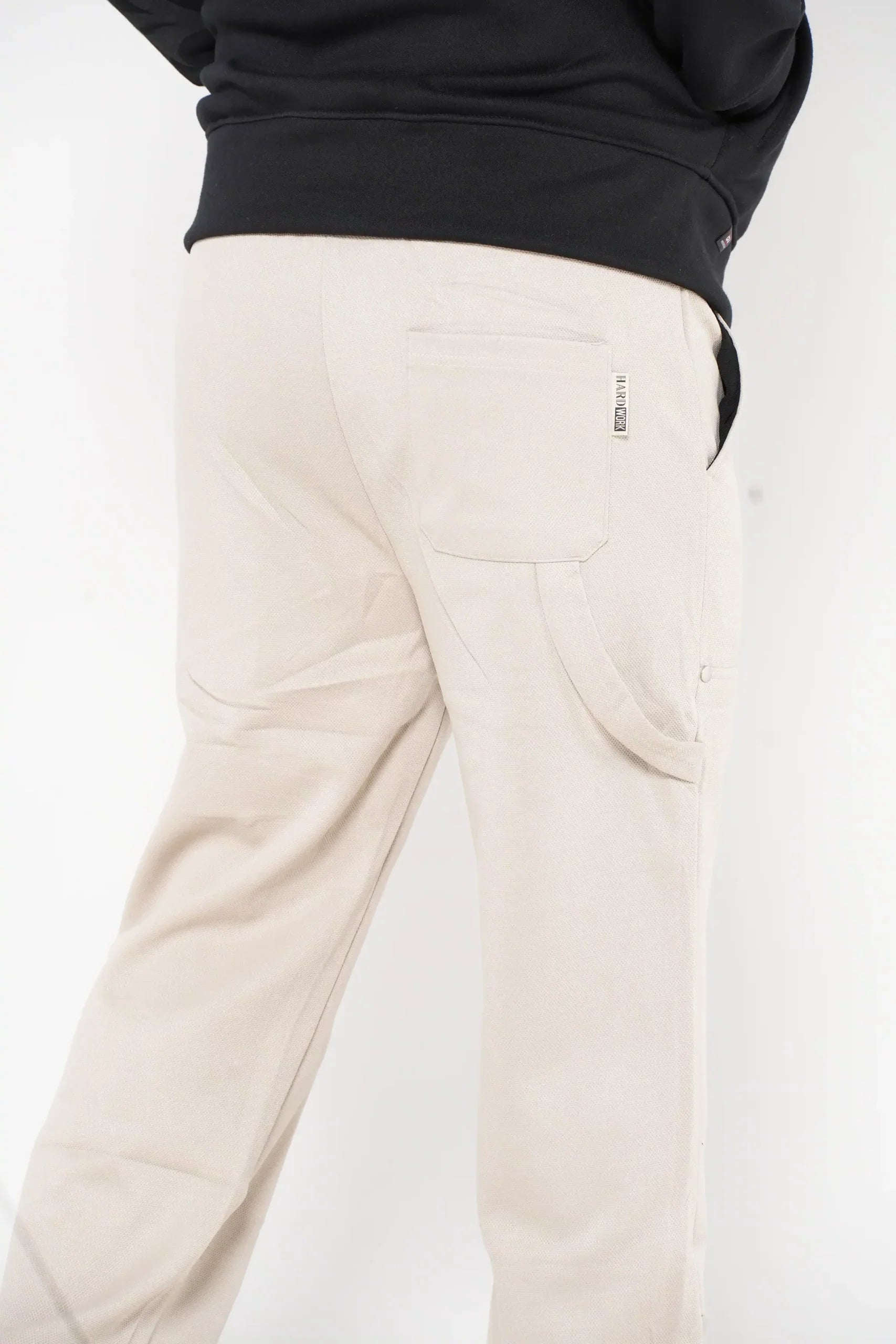 Pantalón Cargo Jogger Beige con Detalles Metálicos
