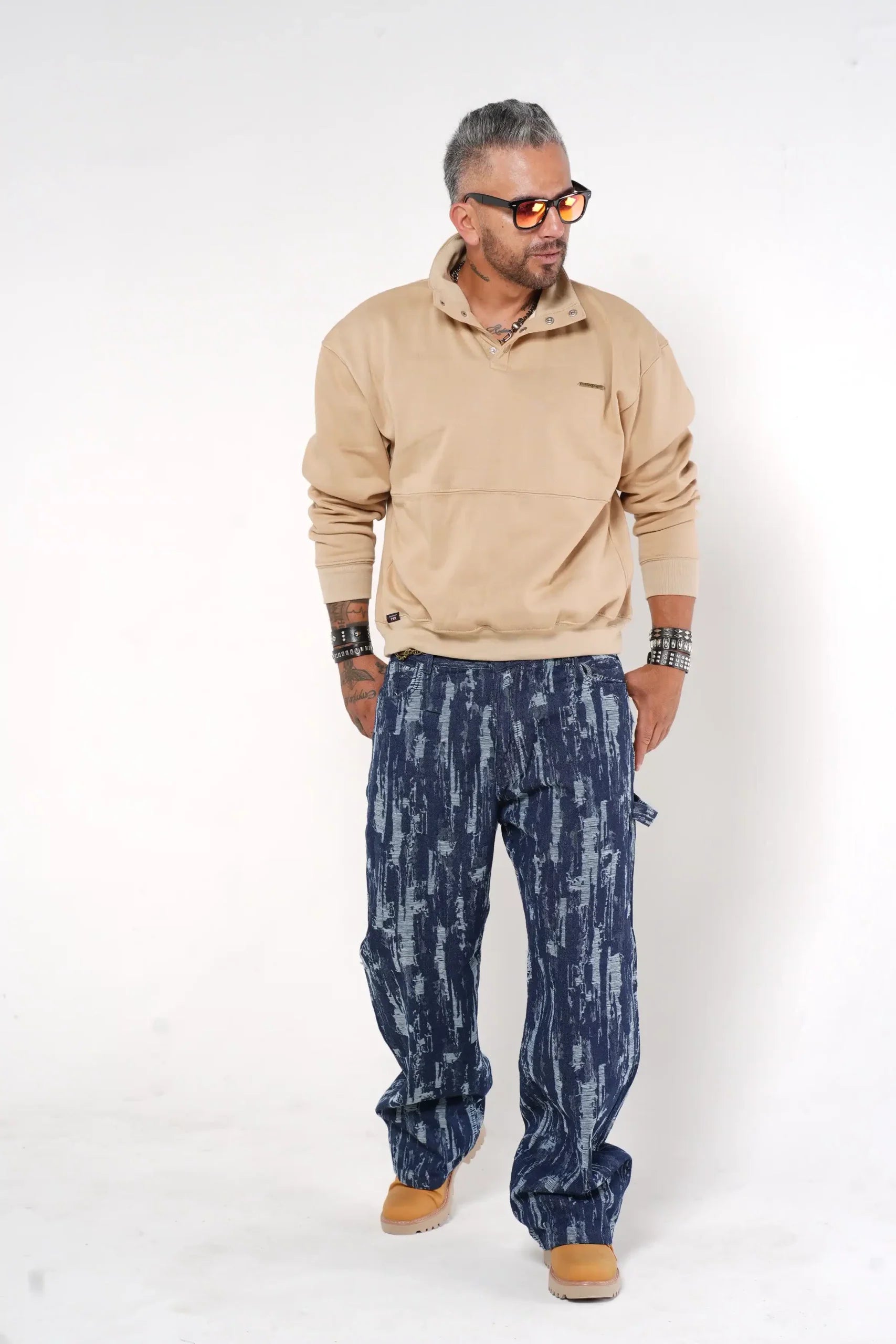 Buzo tipo sudadera beige con cuello alto y broches metálicos