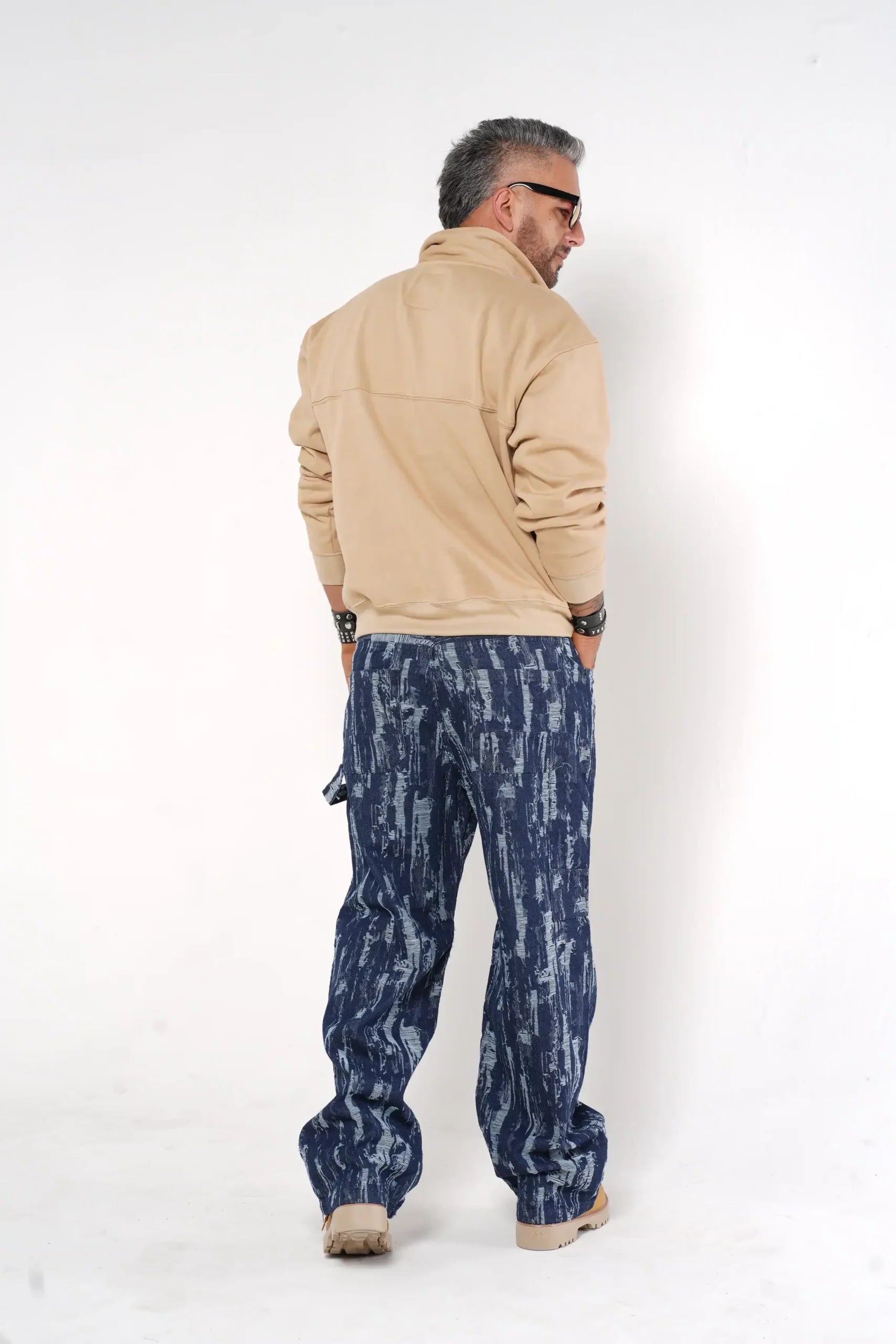 Buzo tipo sudadera beige con cuello alto y broches metálicos