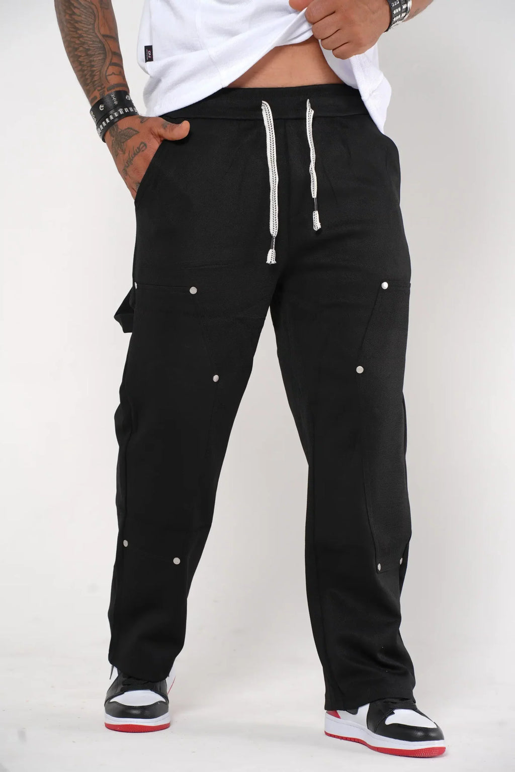 Pantalón Cargo Jogger negro con Detalles Metálicos