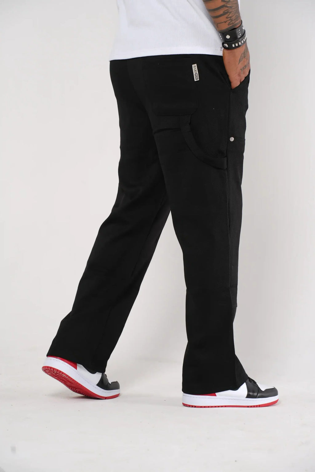 Pantalón Cargo Jogger negro con Detalles Metálicos