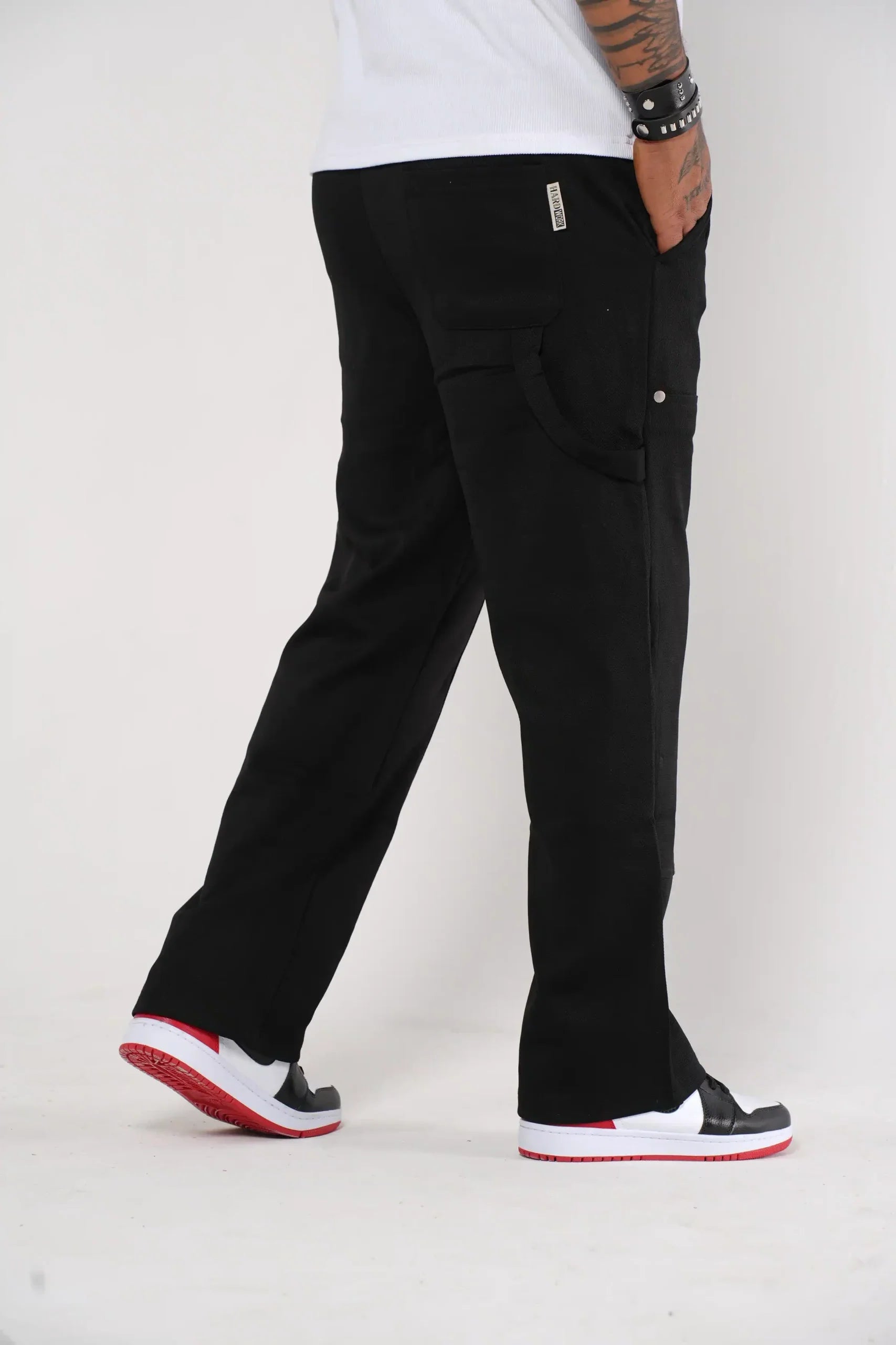 Pantalón Cargo Jogger negro con Detalles Metálicos