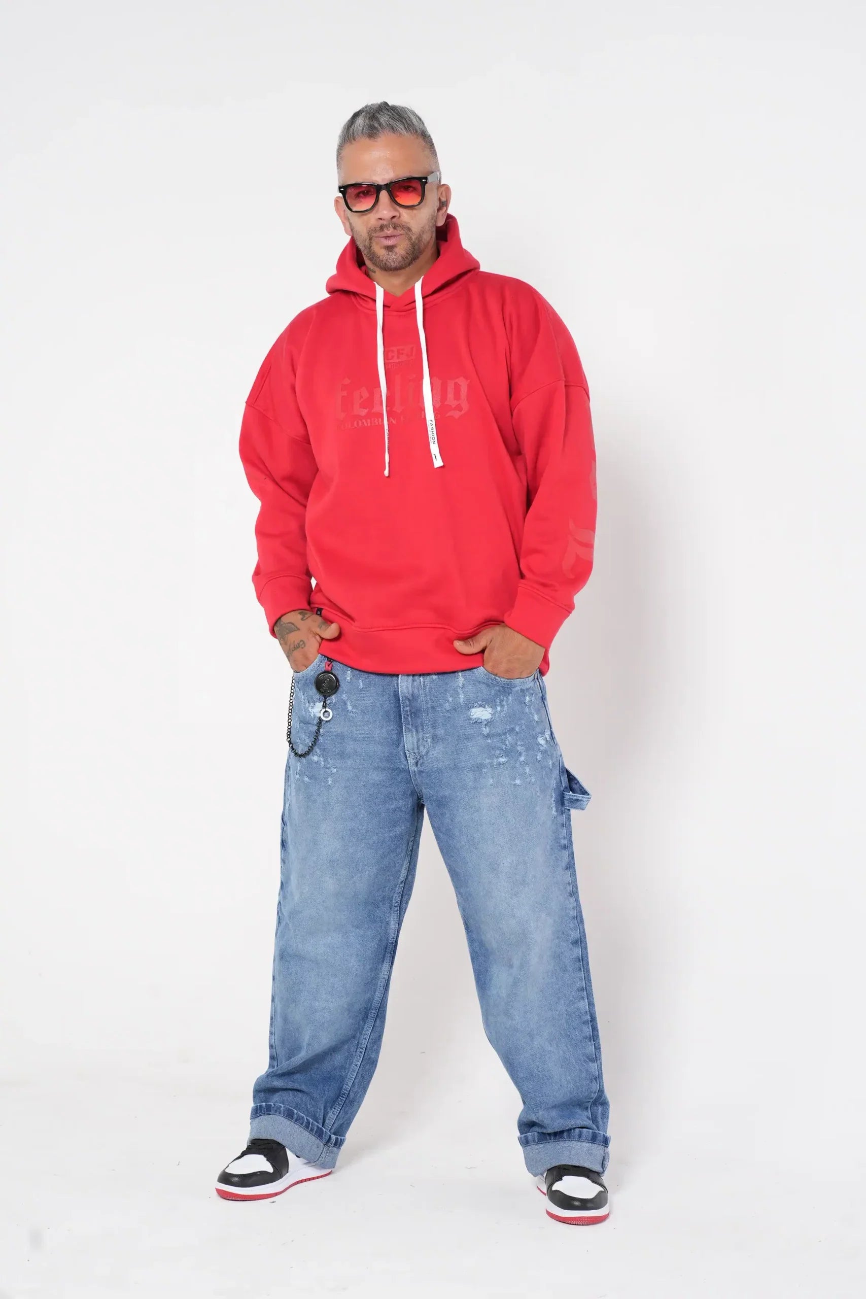Jeans Baggy Azul Medio con Efecto Lavado y Cadena Negra Decorativa
