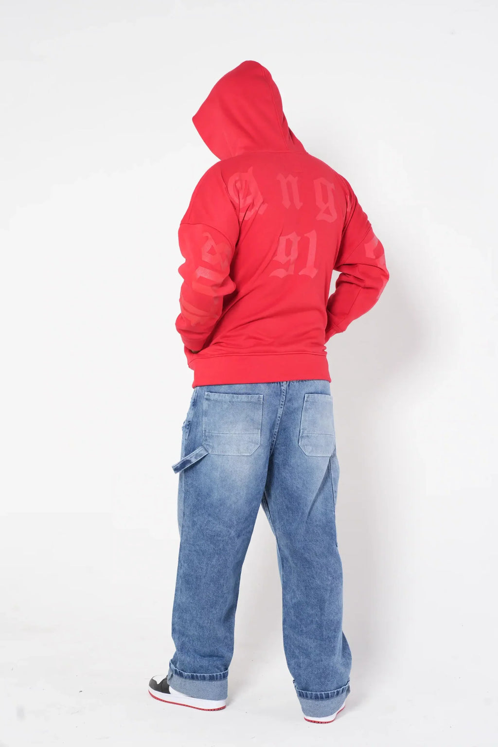 Jeans Baggy Azul Medio con Efecto Lavado y Cadena Negra Decorativa