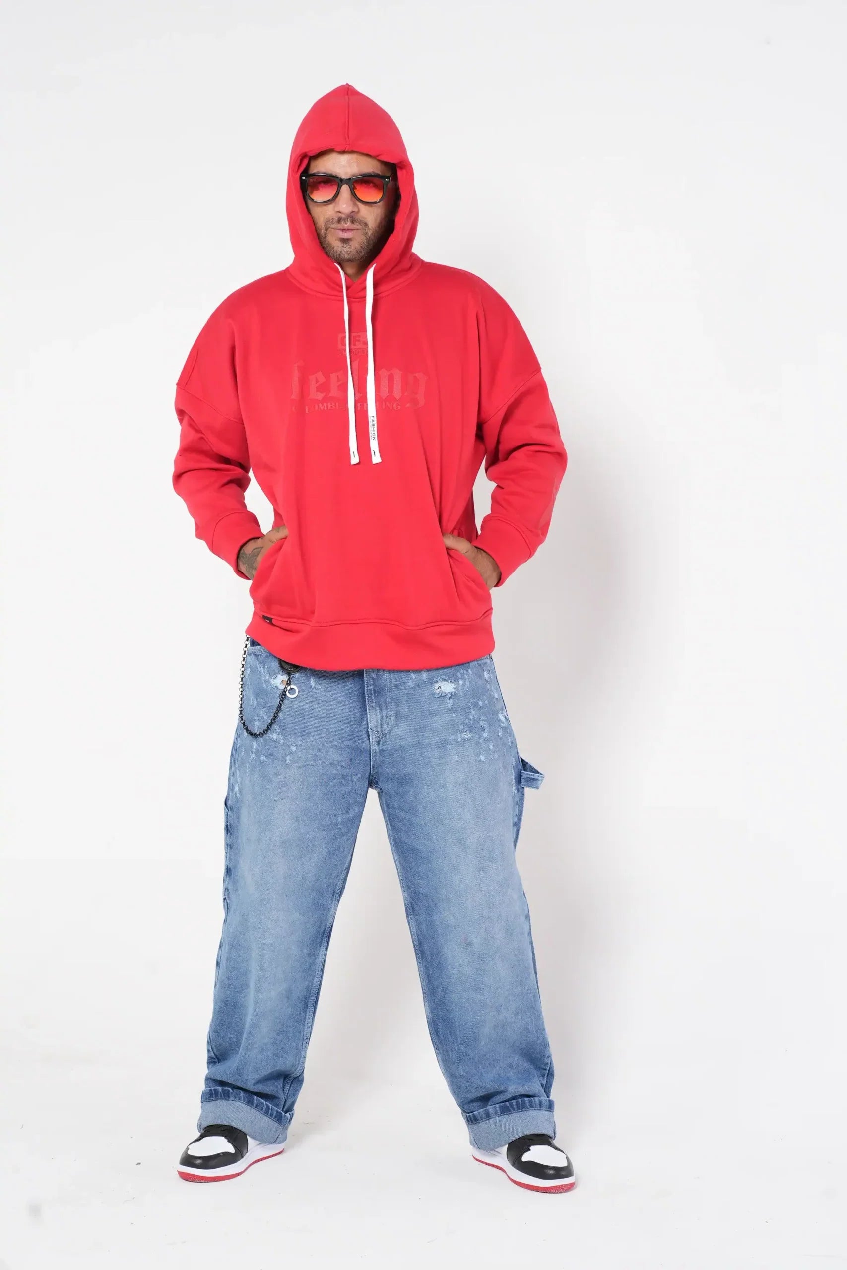 Jeans Baggy Azul Medio con Efecto Lavado y Cadena Negra Decorativa