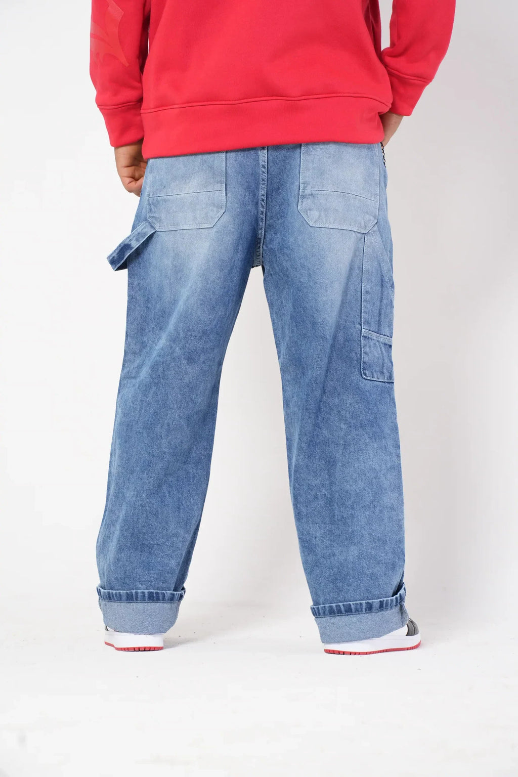 Jeans Baggy Azul Medio con Efecto Lavado y Cadena Negra Decorativa