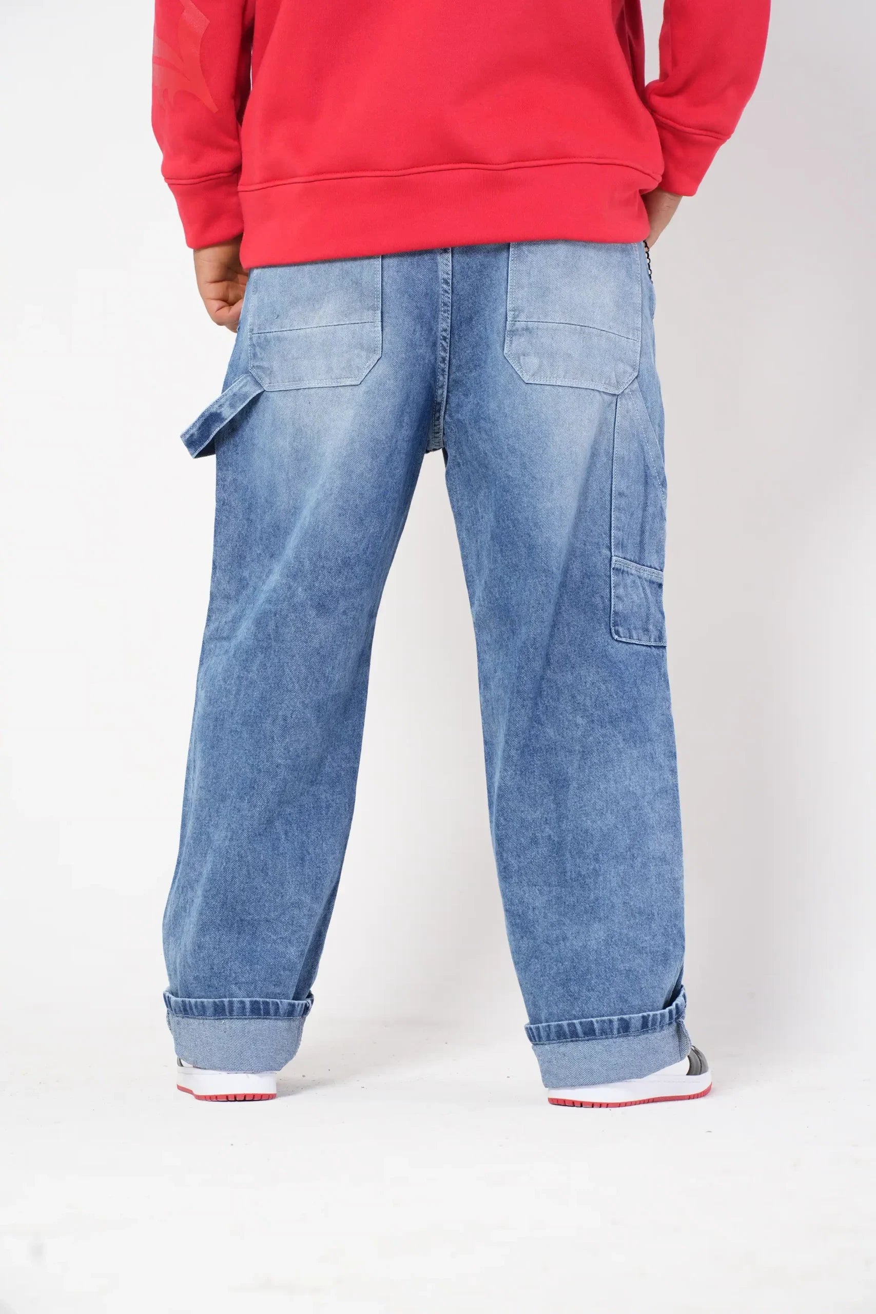 Jeans Baggy Azul Medio con Efecto Lavado y Cadena Negra Decorativa
