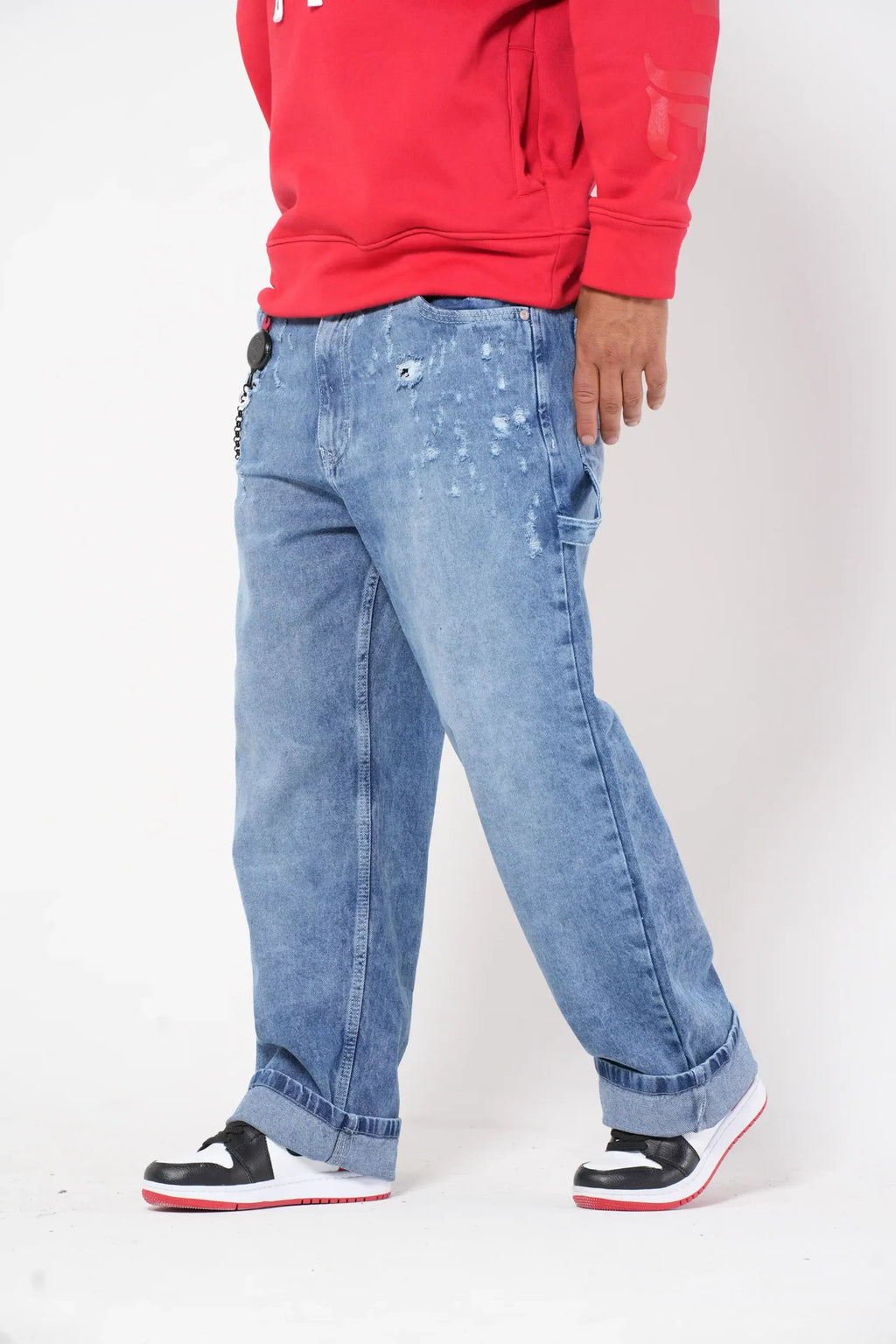 Jeans Baggy Azul Medio con Efecto Lavado y Cadena Negra Decorativa