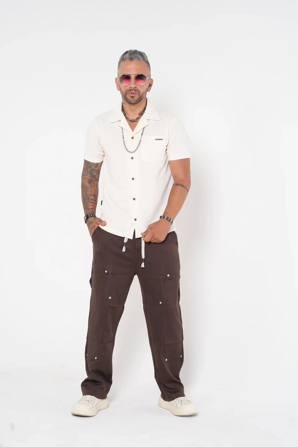 Pantalón Cargo Jogger cafe con Detalles Metálicos