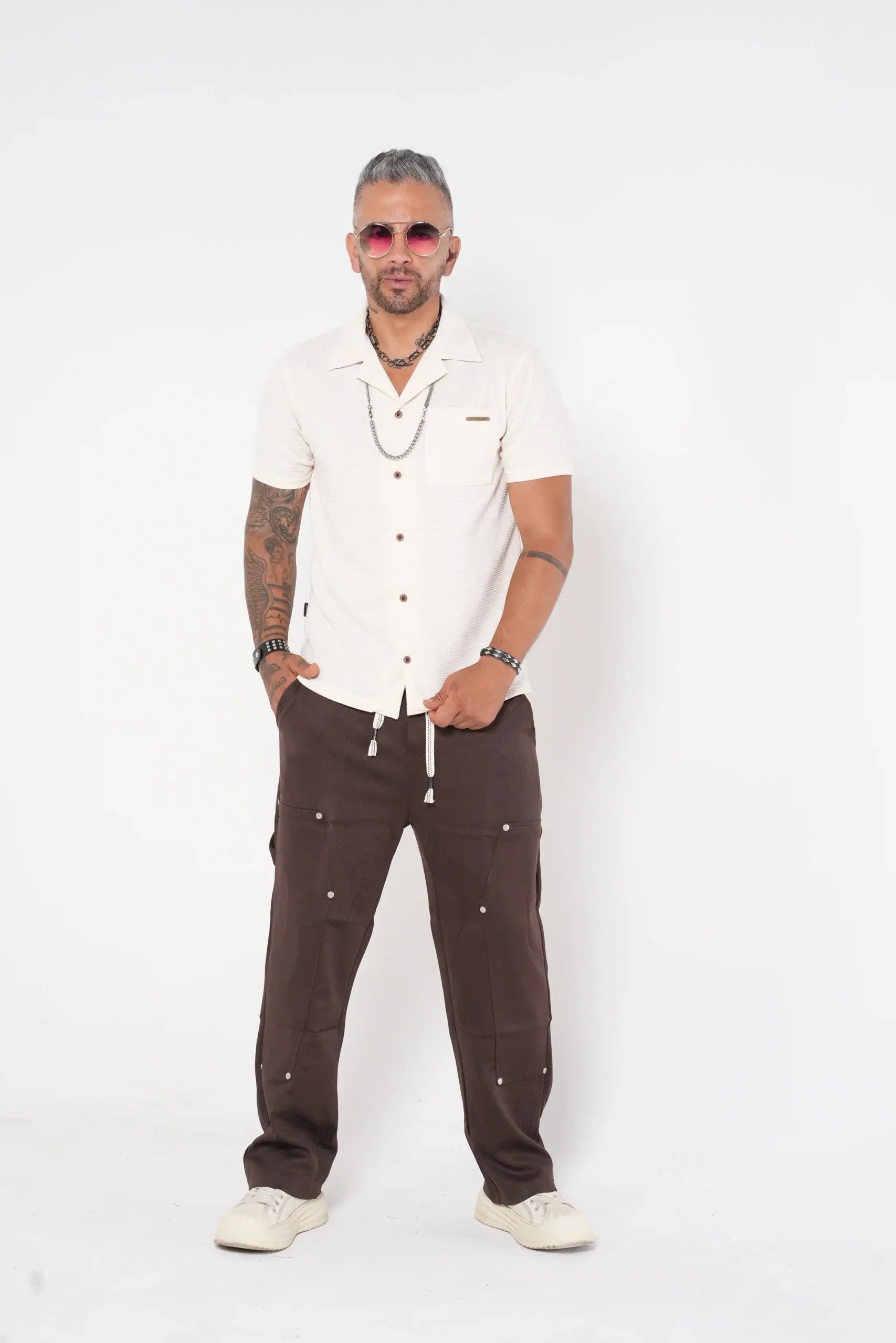 Pantalón Cargo Jogger cafe con Detalles Metálicos