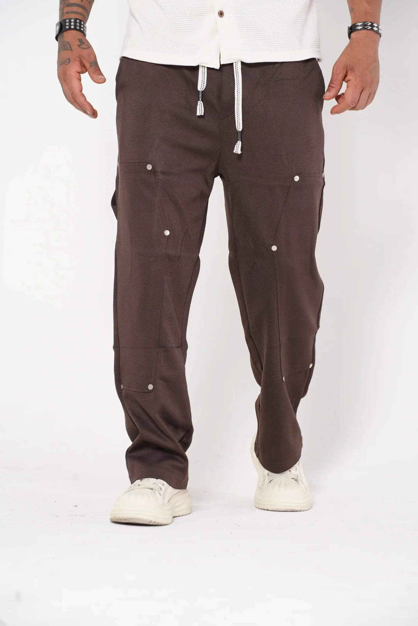 Pantalón Cargo Jogger cafe con Detalles Metálicos
