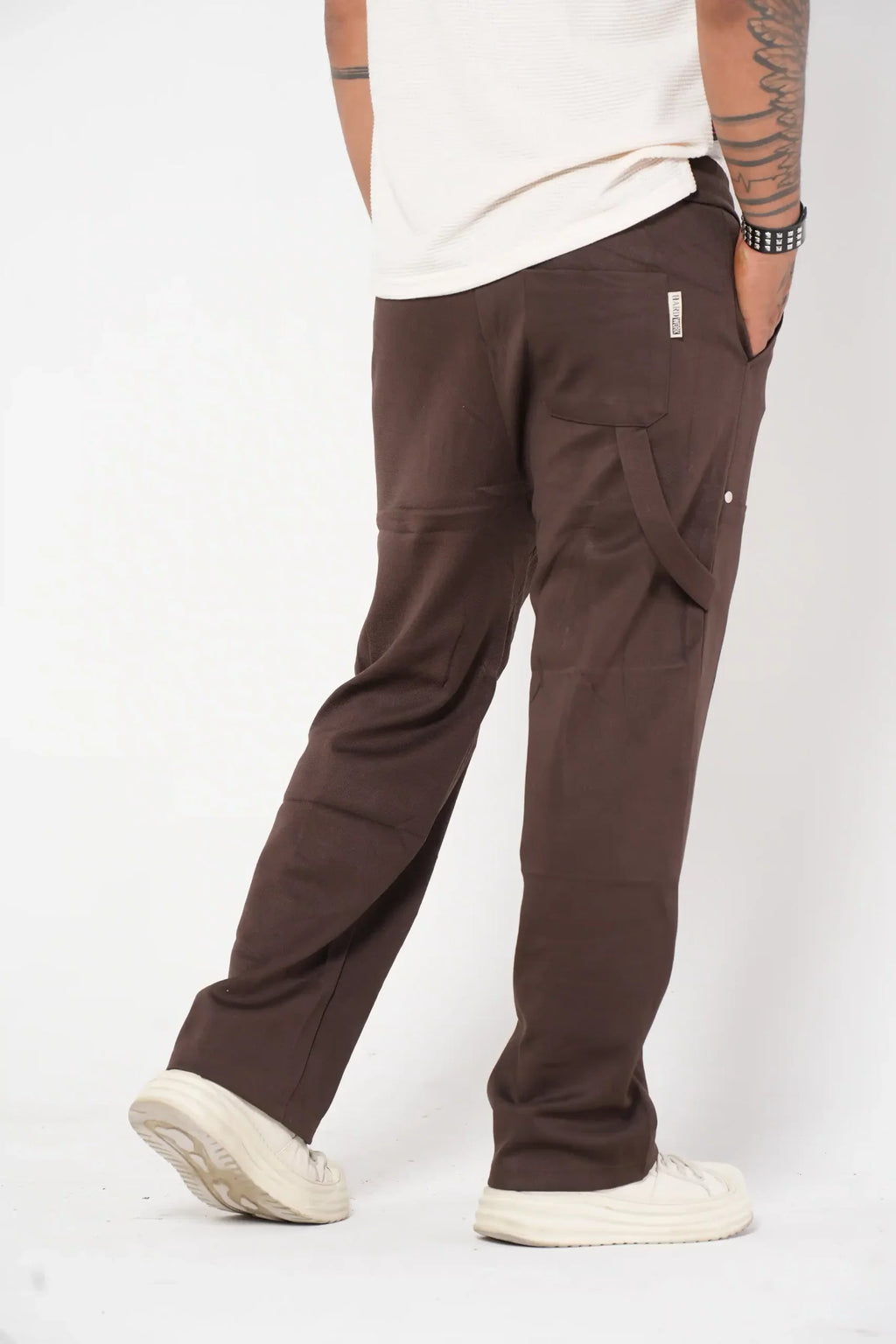 Pantalón Cargo Jogger cafe con Detalles Metálicos