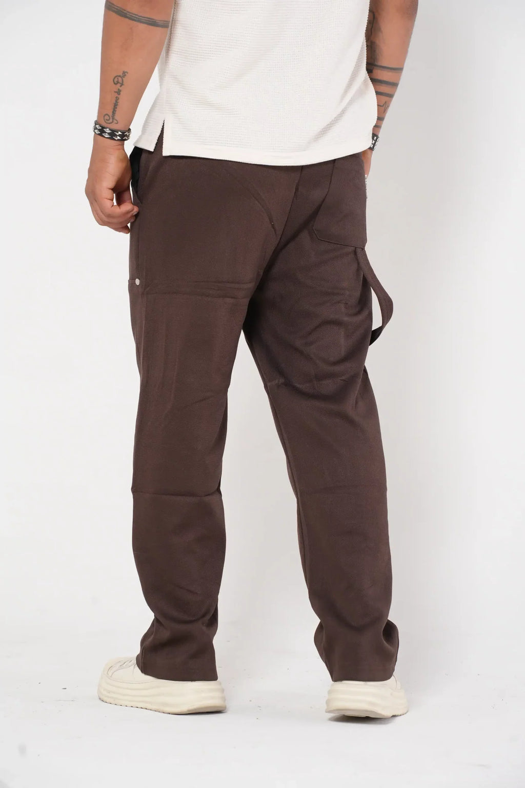 Pantalón Cargo Jogger cafe con Detalles Metálicos