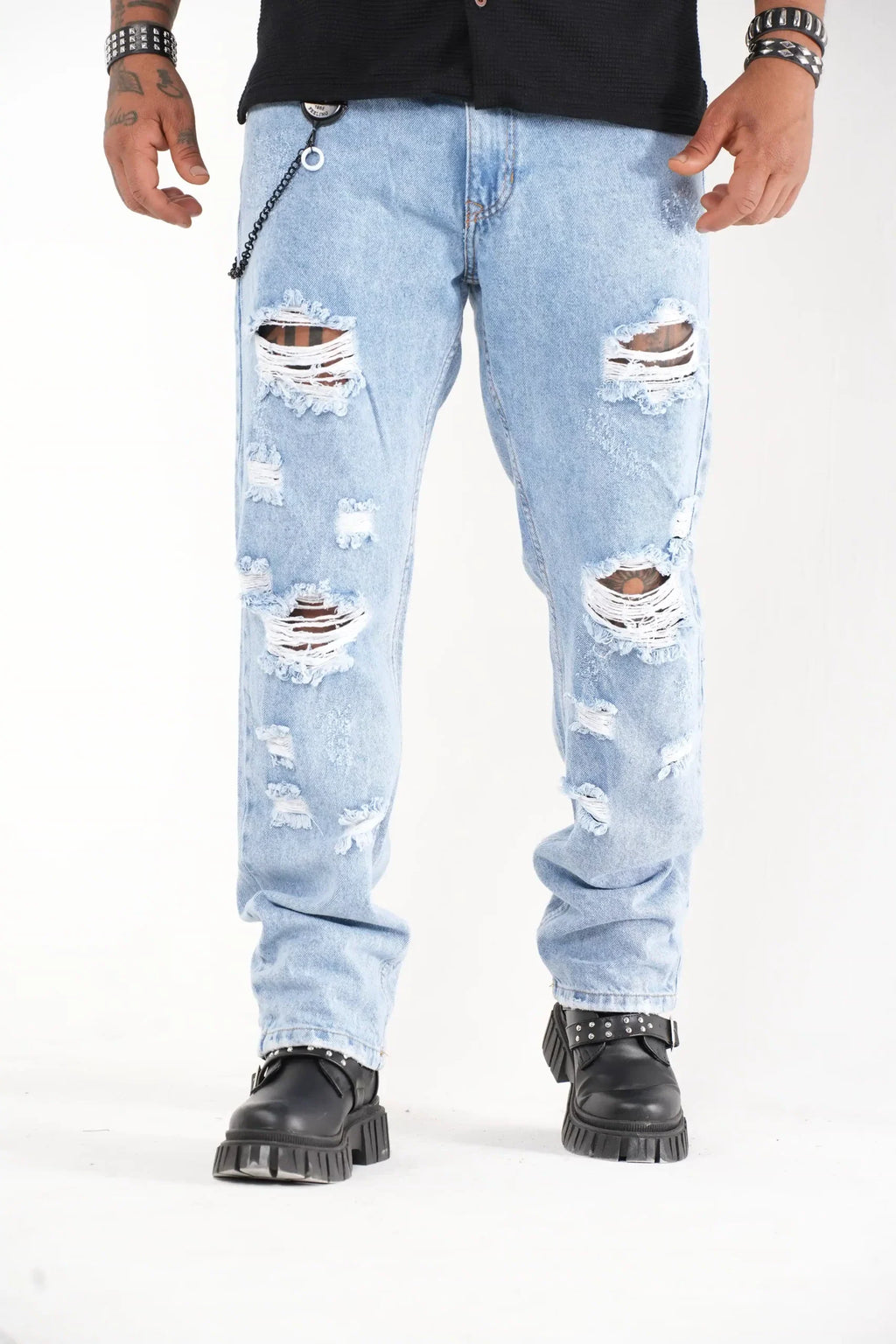 Jeans Denim Claro Rasgado con Cadena Decorativa