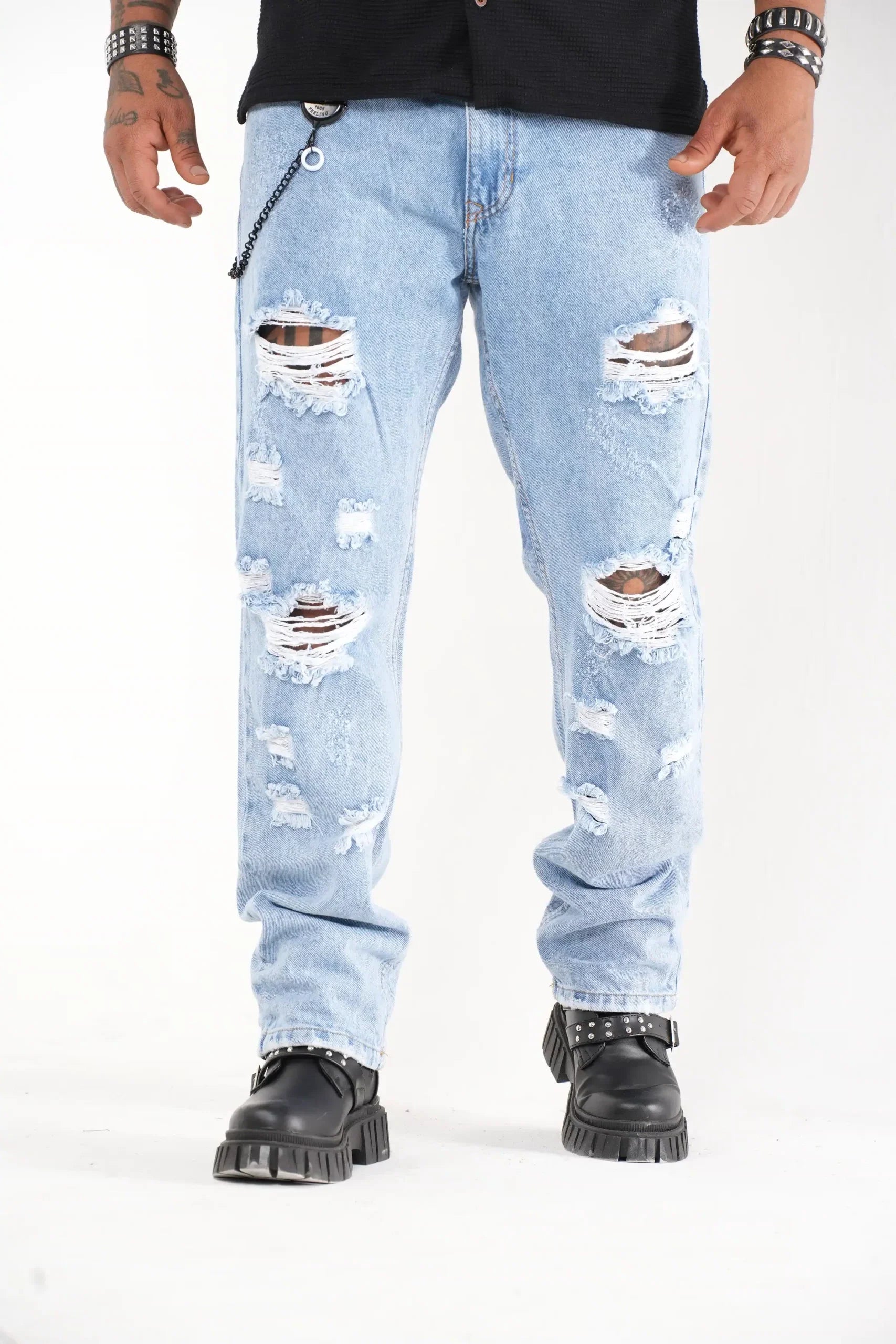 Jeans Denim Claro Rasgado con Cadena Decorativa