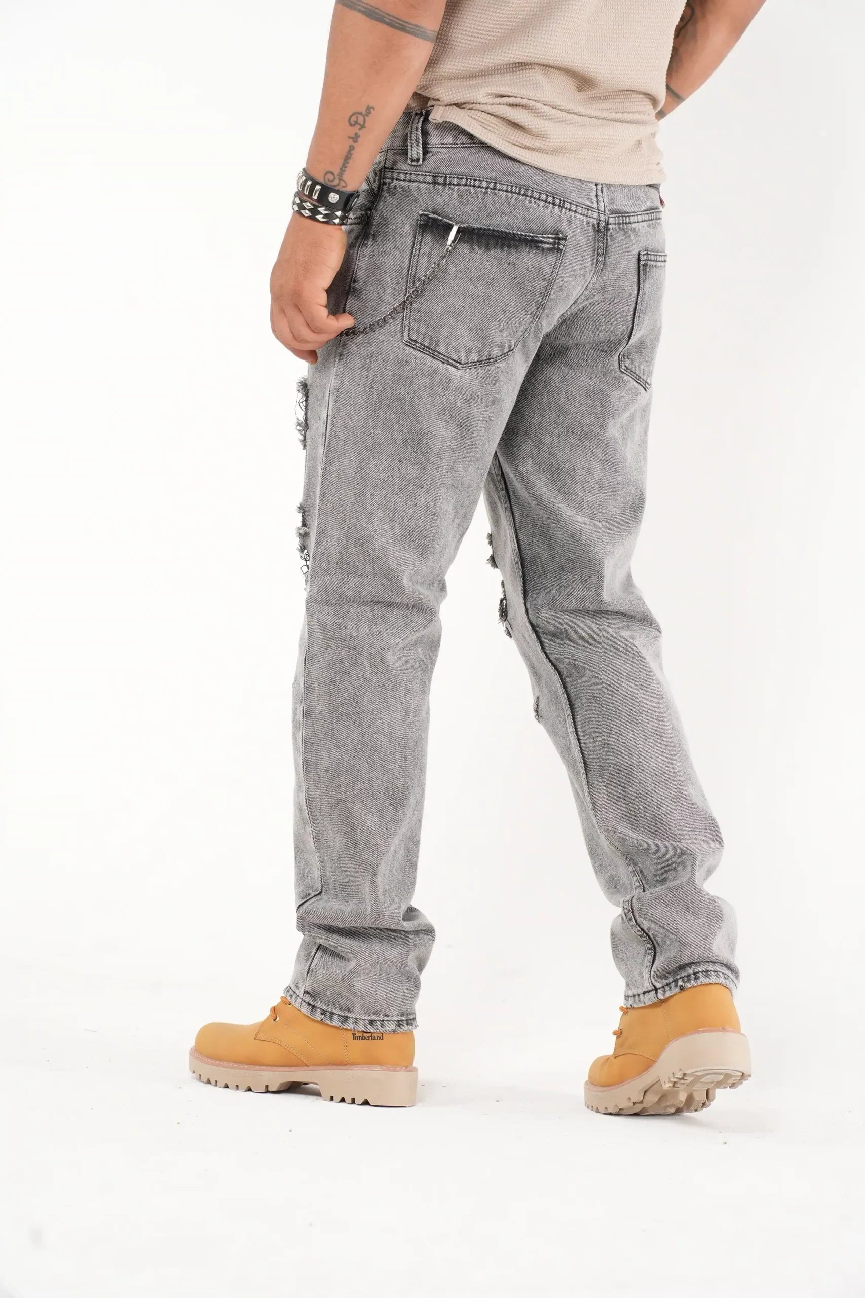Jeans Gris Rotos con Parche Negro y Cadena Estilo Urbano