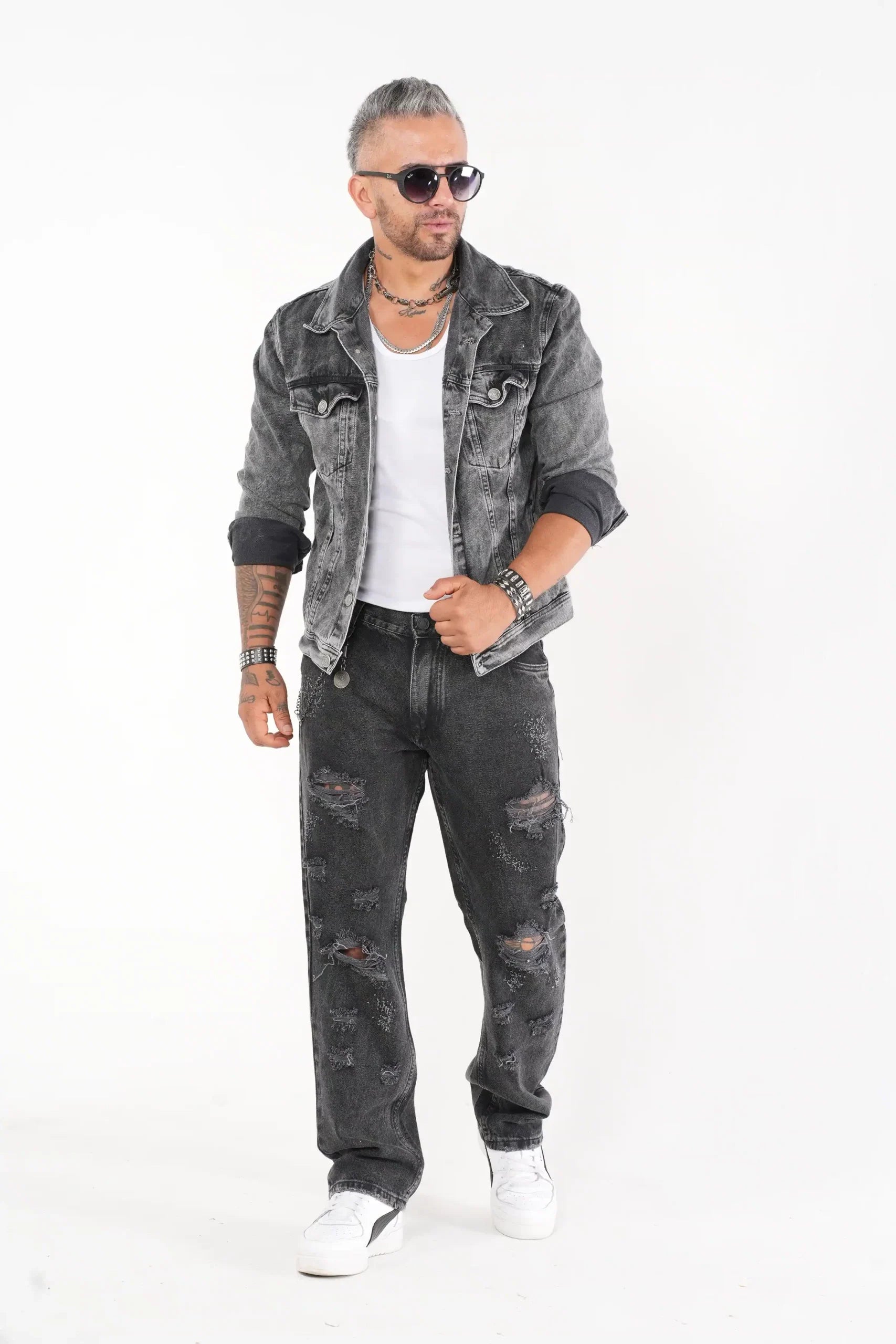 Jeans Rasgados Negro Lavado con Cadena Decorativa y Corte Relajado