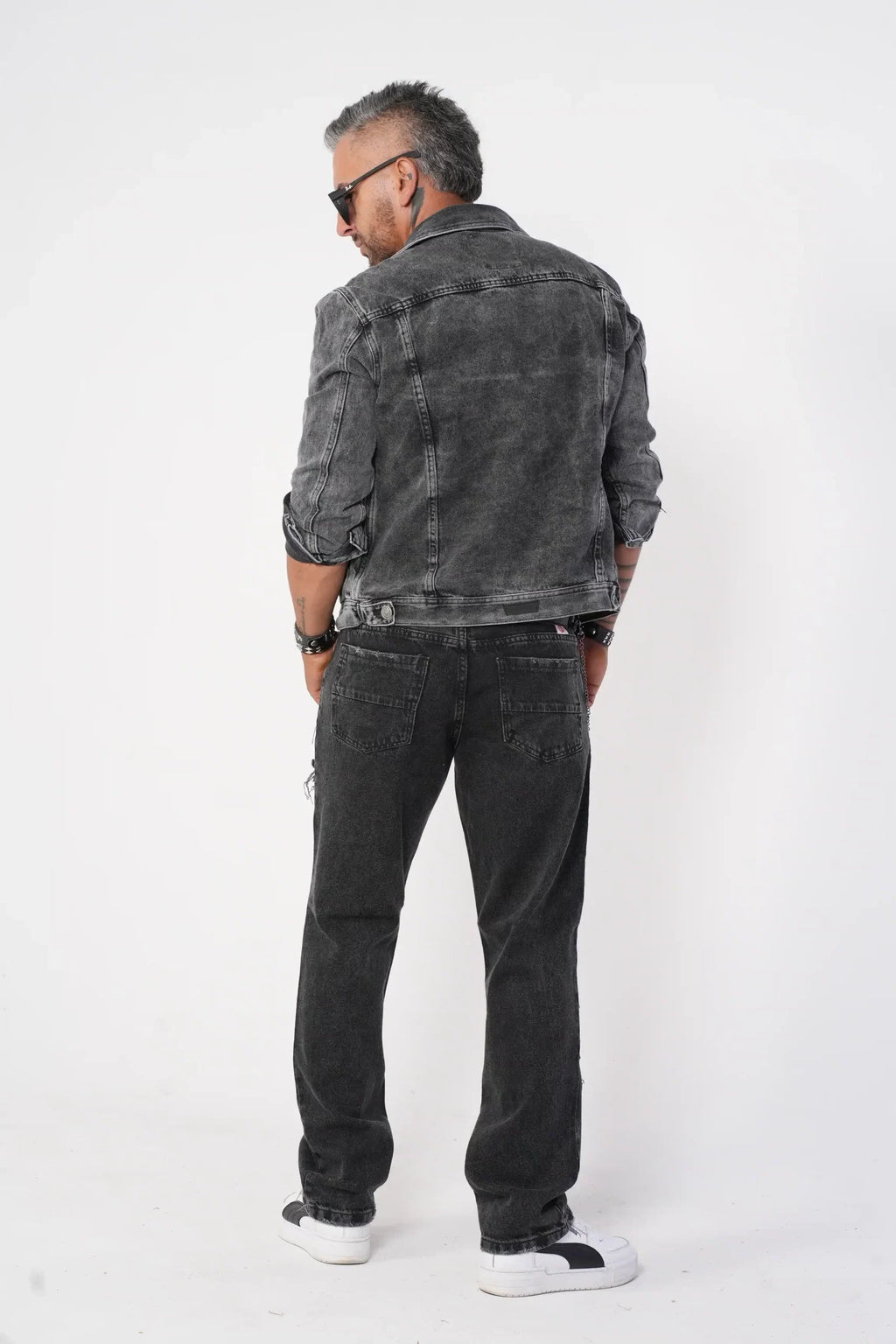 Jeans Rasgados Negro Lavado con Cadena Decorativa y Corte Relajado