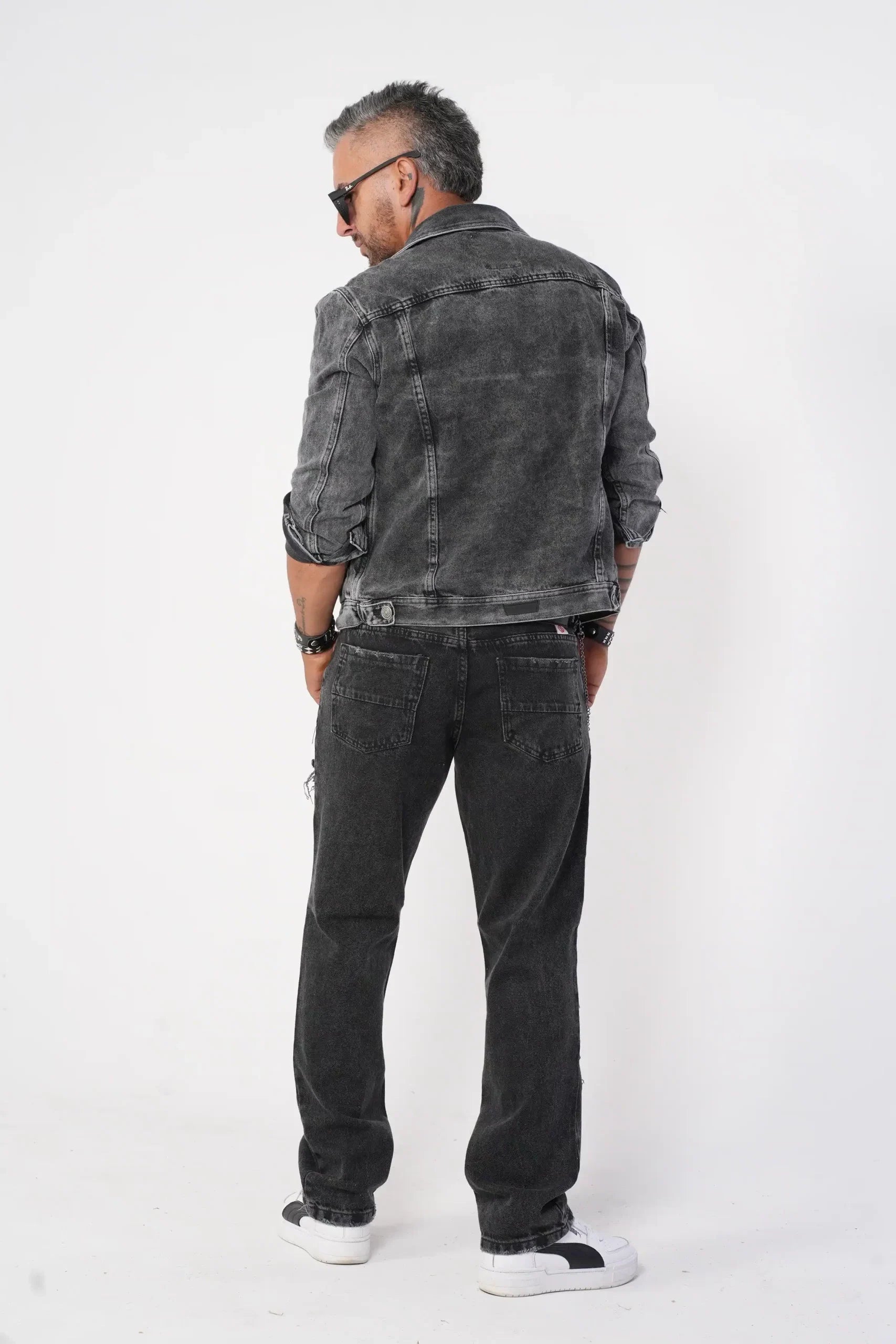 Jeans Rasgados Negro Lavado con Cadena Decorativa y Corte Relajado