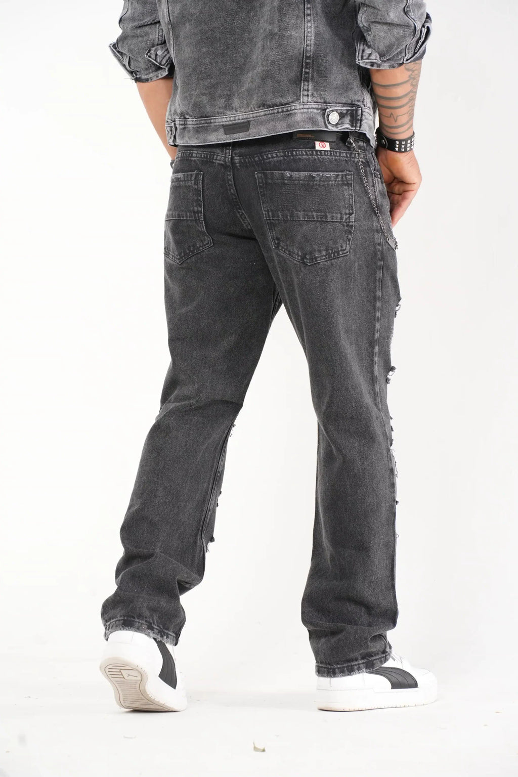 Jeans Rasgados Negro Lavado con Cadena Decorativa y Corte Relajado
