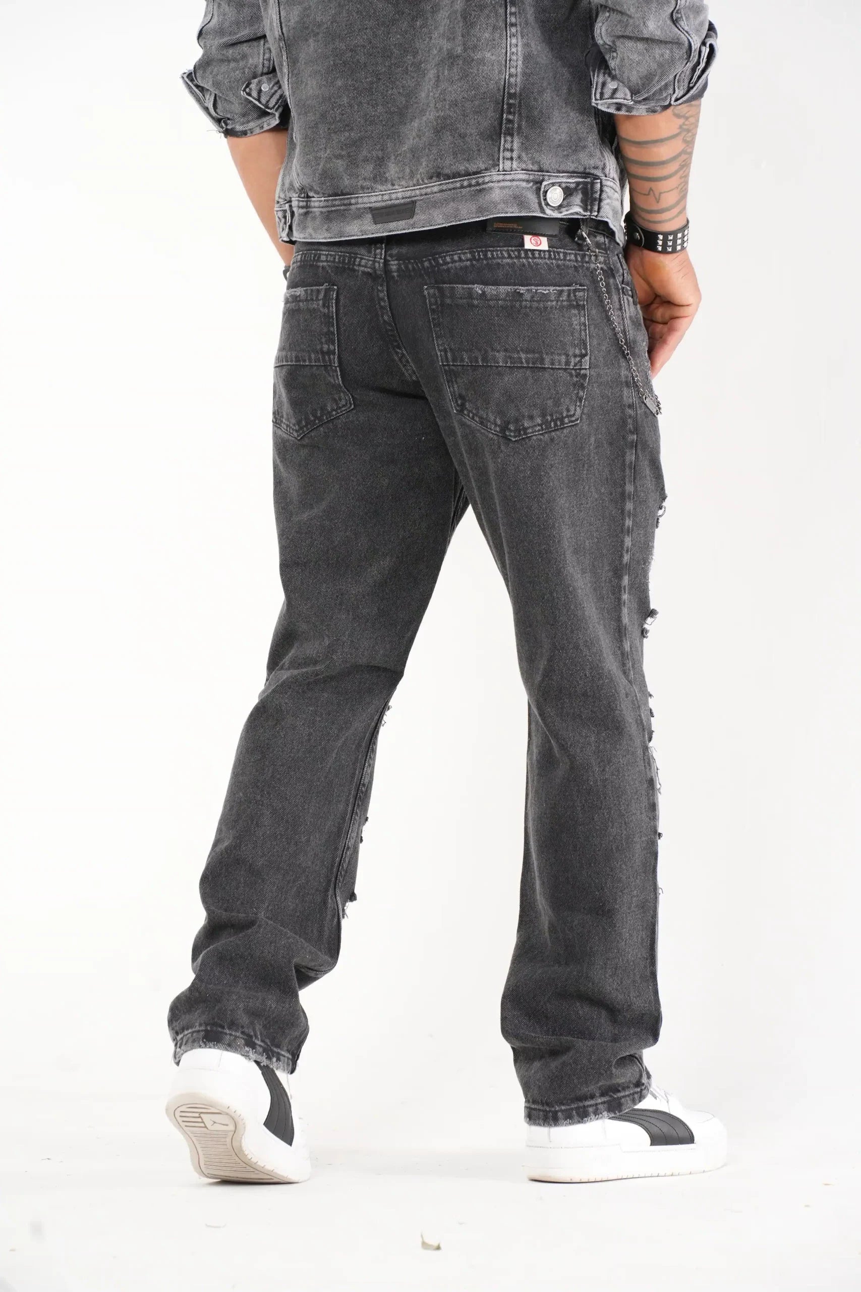 Jeans Rasgados Negro Lavado con Cadena Decorativa y Corte Relajado