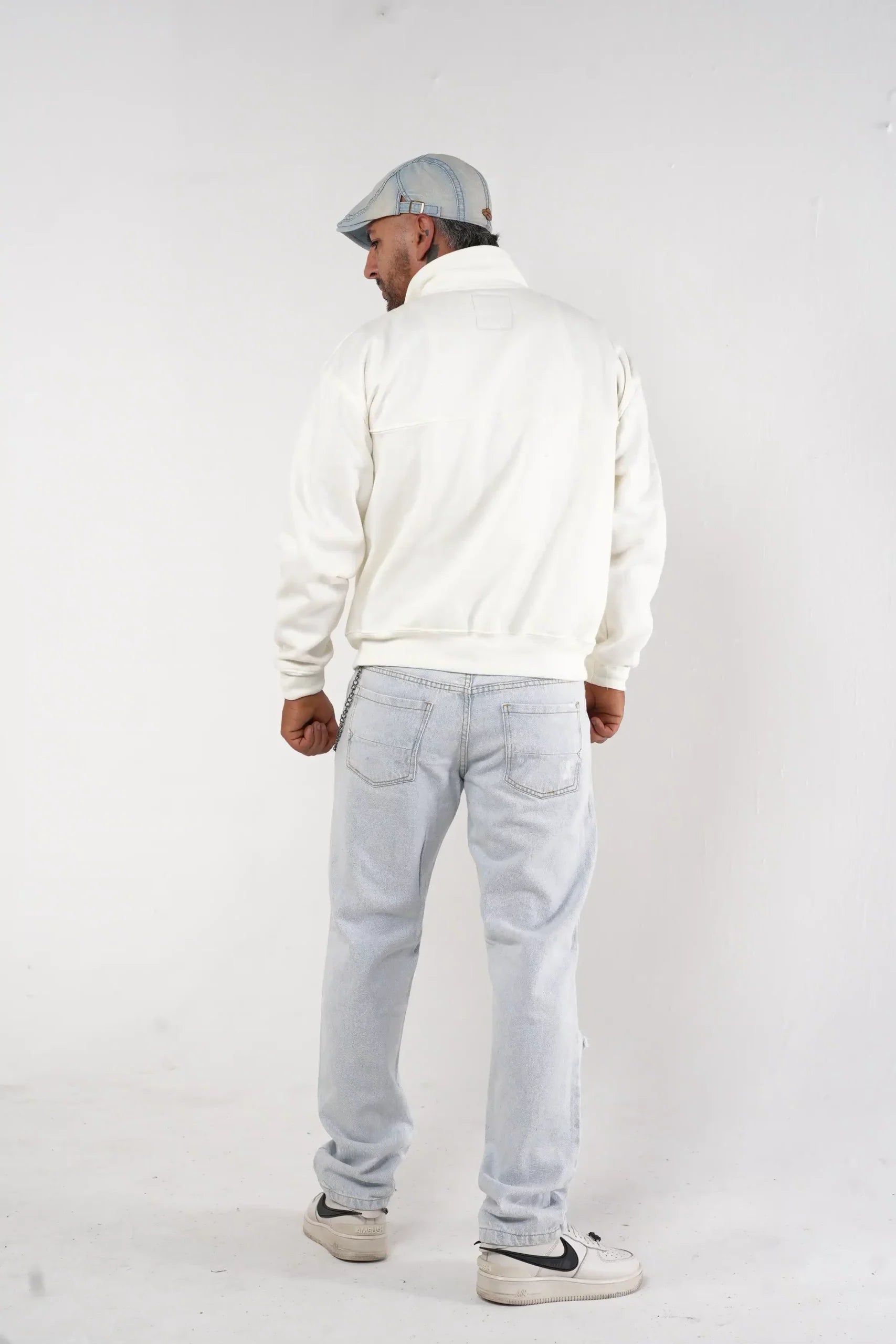 Buzo tipo sudadera hueso con cuello alto y broches metálicos