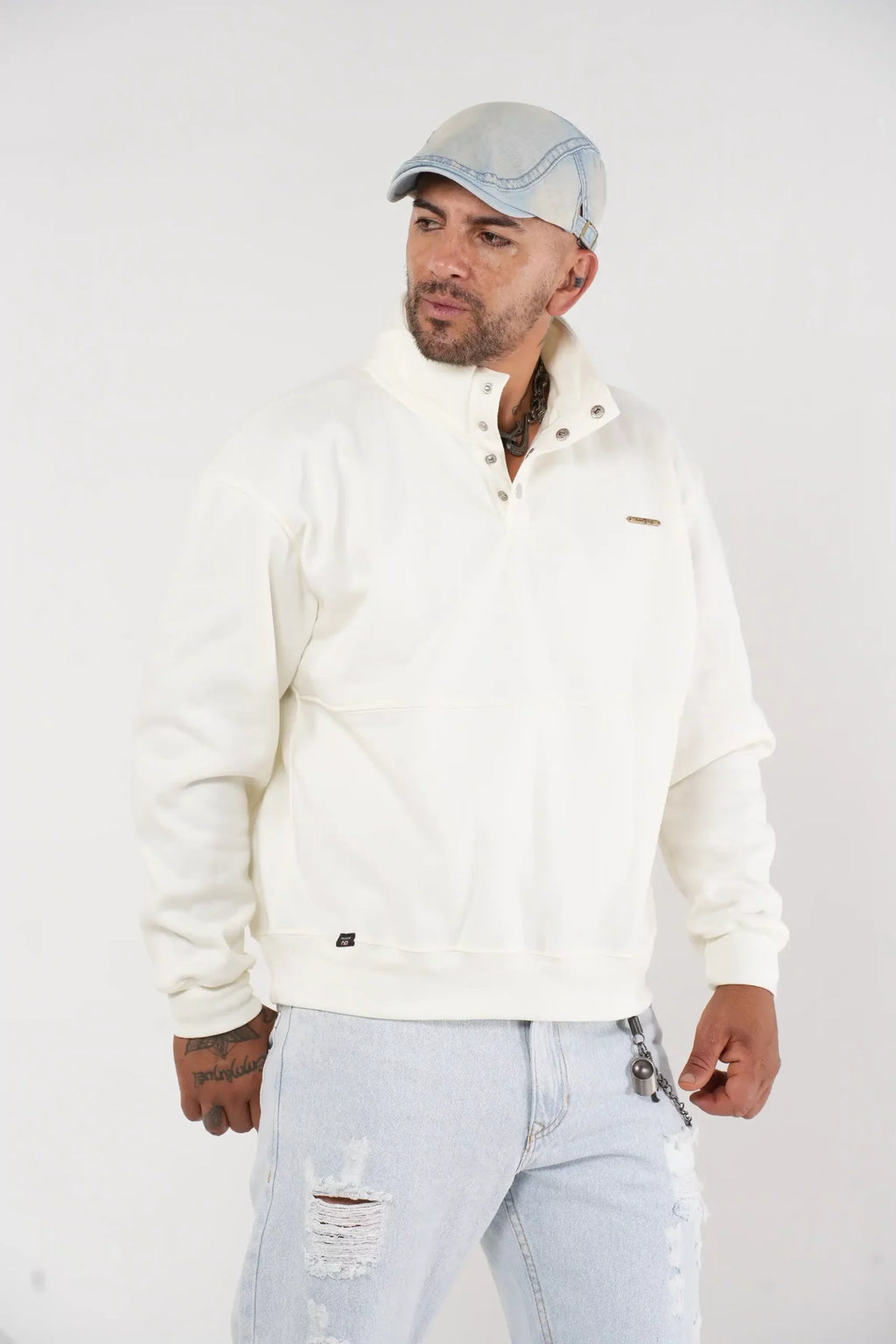 Buzo tipo sudadera hueso con cuello alto y broches metálicos