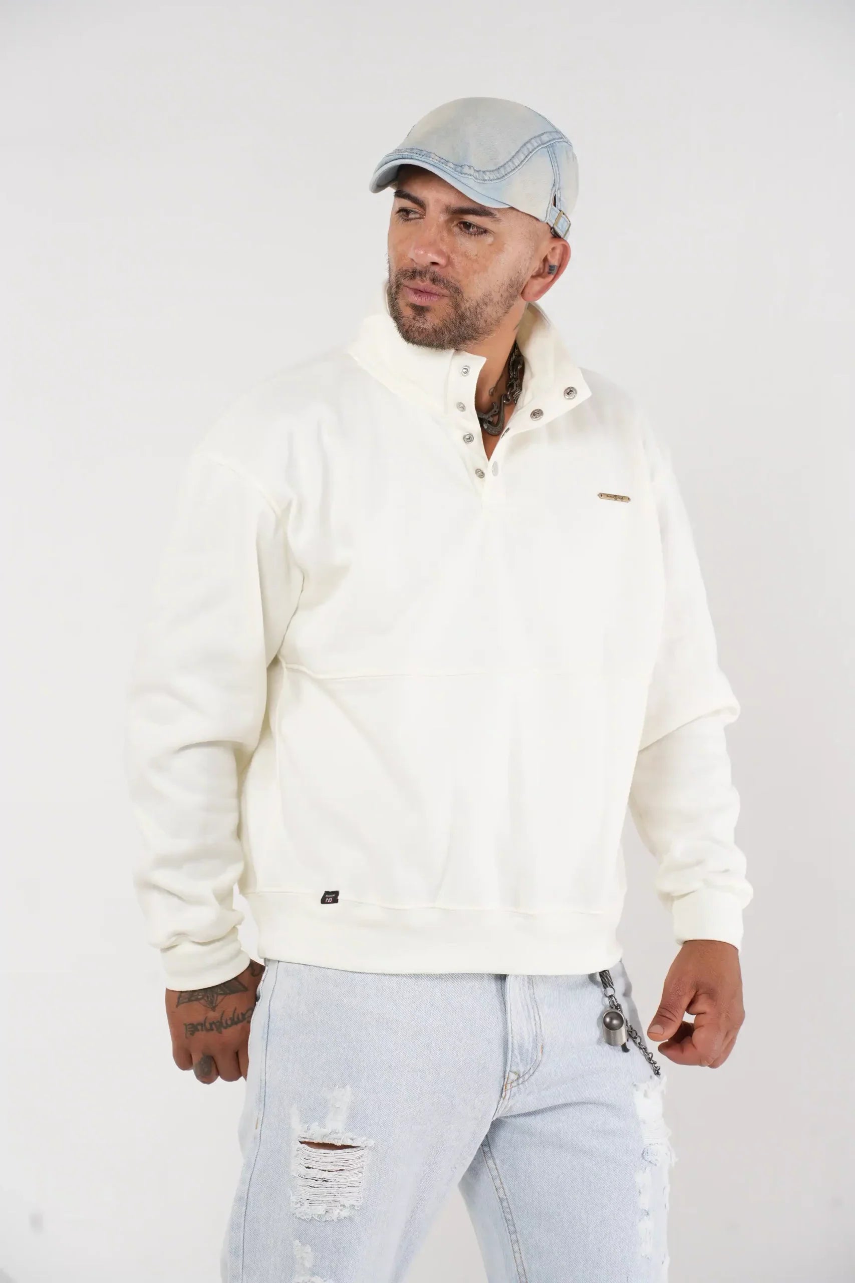 Buzo tipo sudadera hueso con cuello alto y broches metálicos