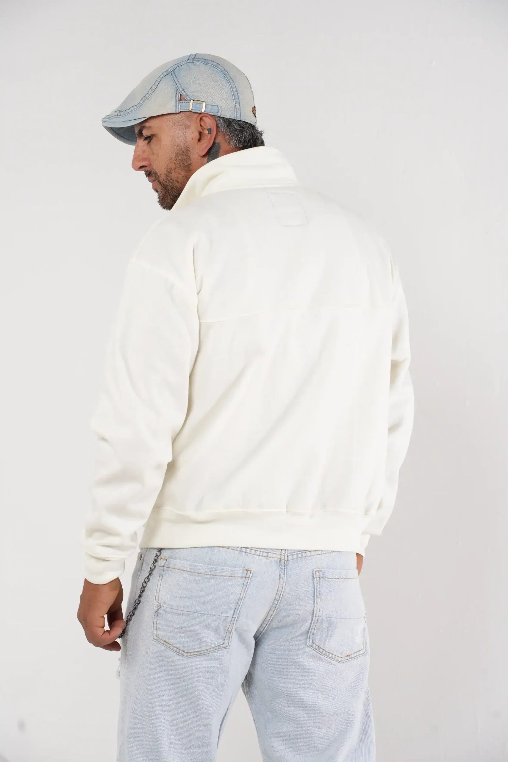 Buzo tipo sudadera hueso con cuello alto y broches metálicos