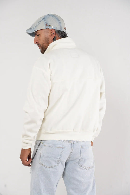 Buzo tipo sudadera hueso con cuello alto y broches metálicos