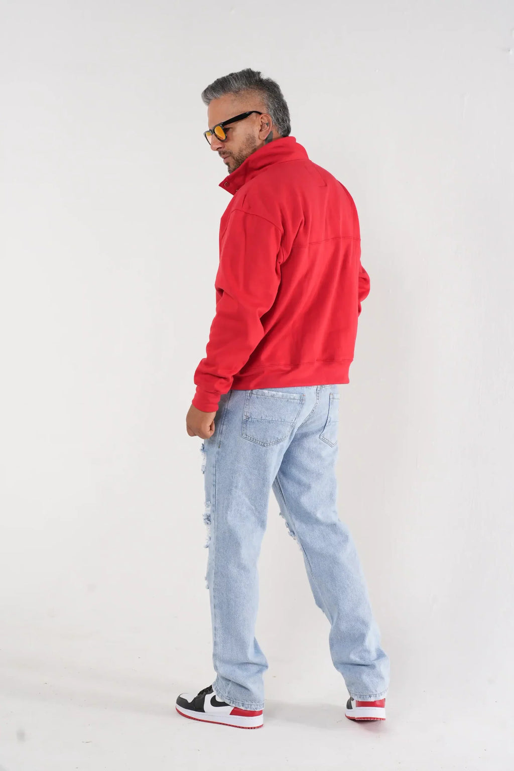 Buzo tipo sudadera rojo con cuello alto y broches metálicos