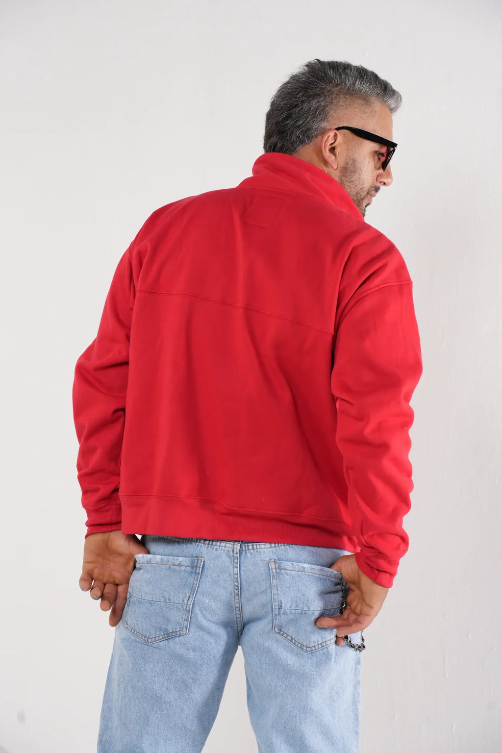 Buzo tipo sudadera rojo con cuello alto y broches metálicos