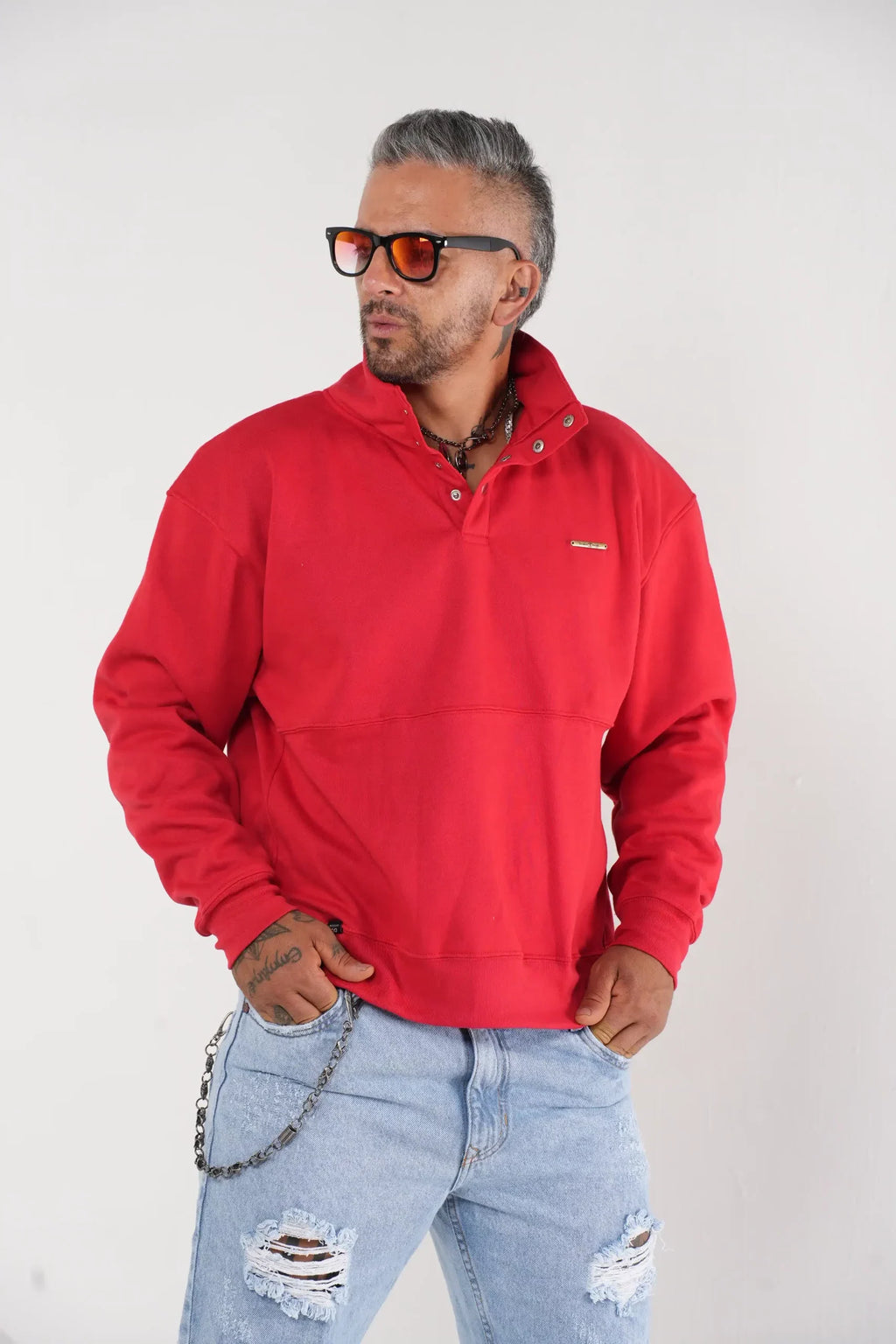 Buzo tipo sudadera rojo con cuello alto y broches metálicos