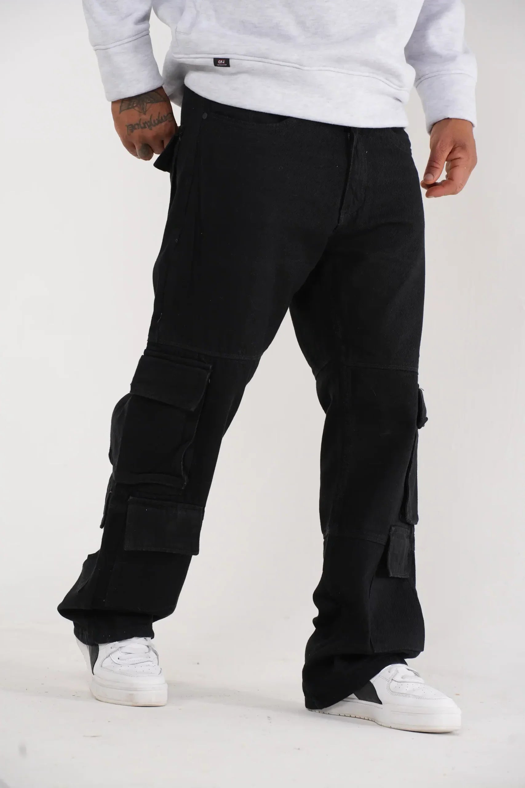 Pantalón Cargo Denim Negro Lavado con Bolsillos XL y Cadena