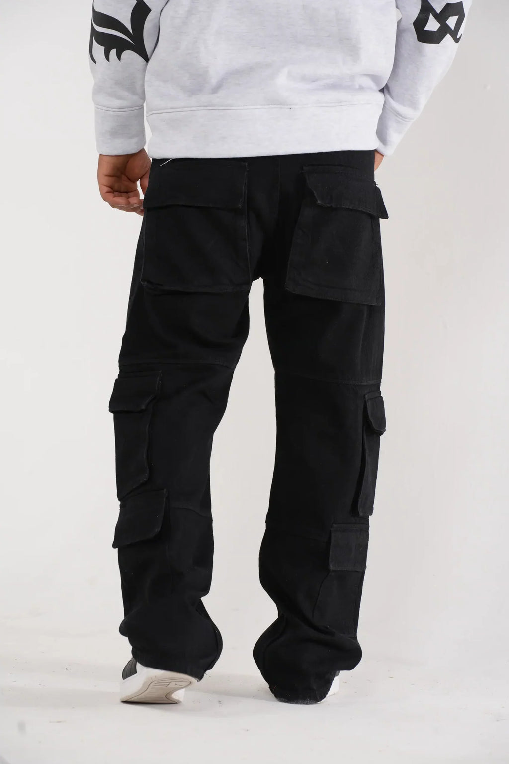 Pantalón Cargo Denim Negro Lavado con Bolsillos XL y Cadena