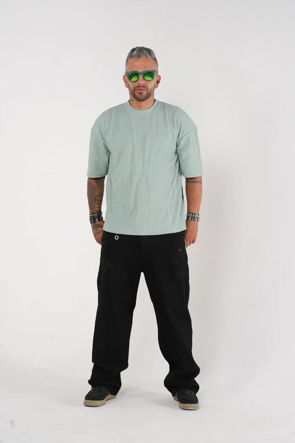 Jeans Baggy Negro con Detalles Rotos y Cadena Decorativa Negra