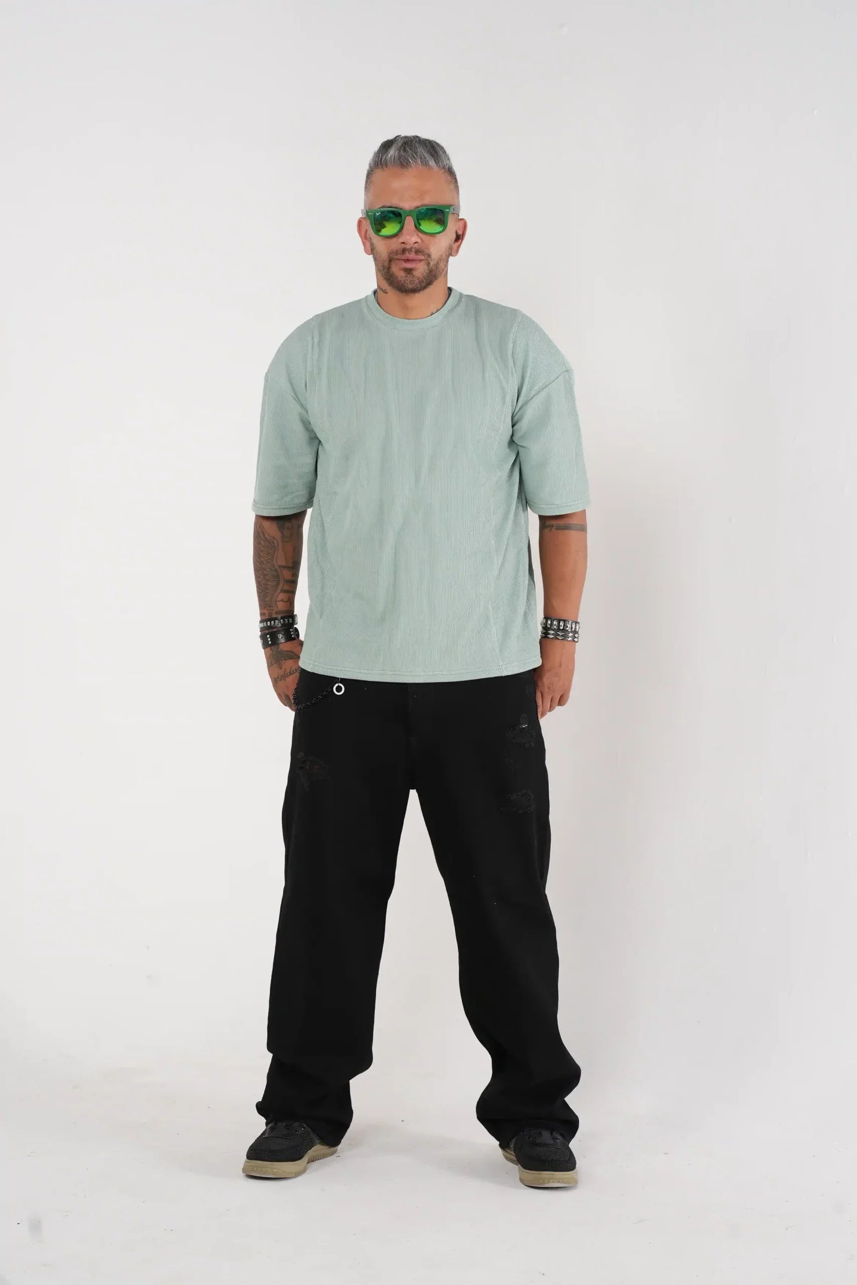 Jeans Baggy Negro con Detalles Rotos y Cadena Decorativa Negra