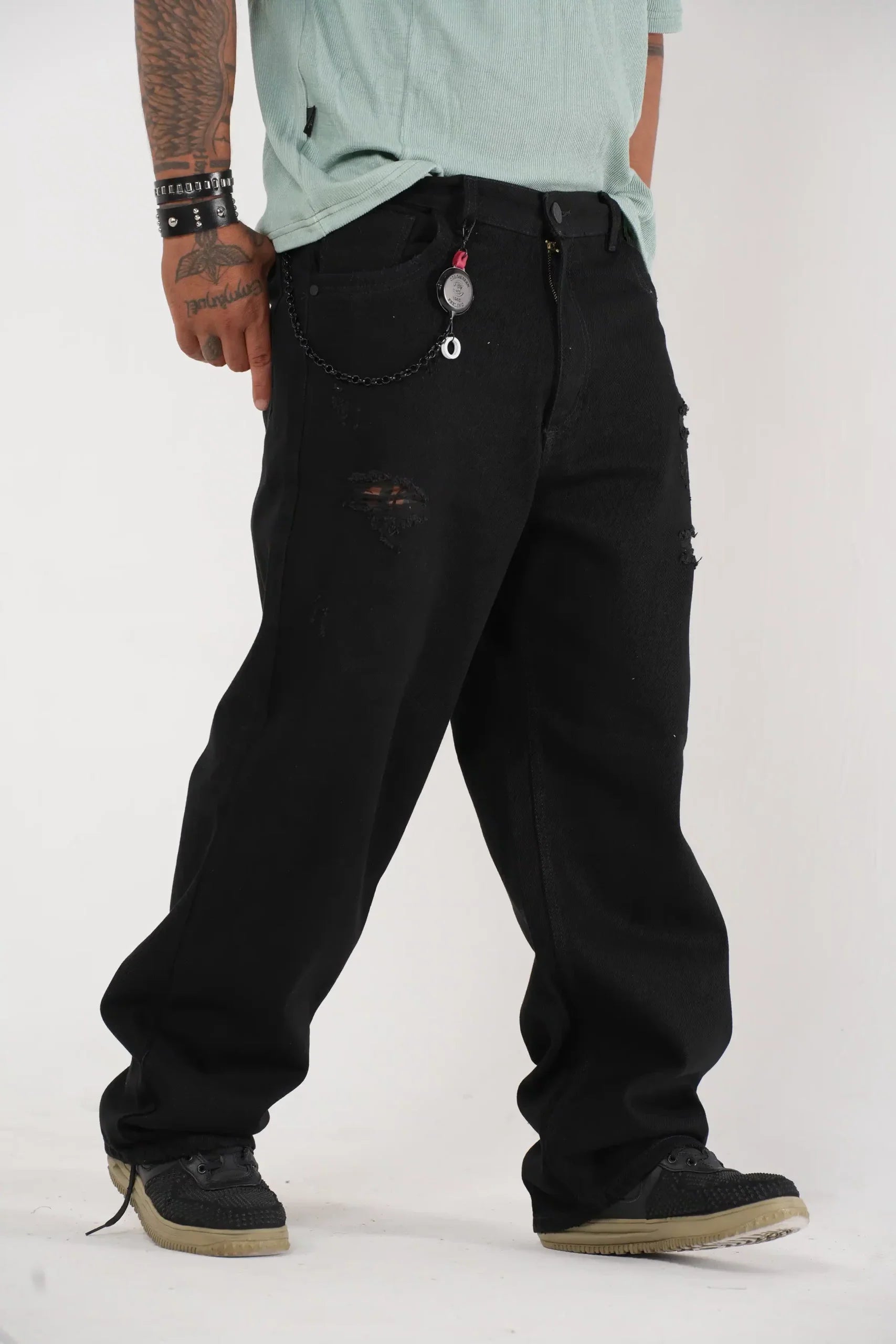 Jeans Baggy Negro con Detalles Rotos y Cadena Decorativa Negra
