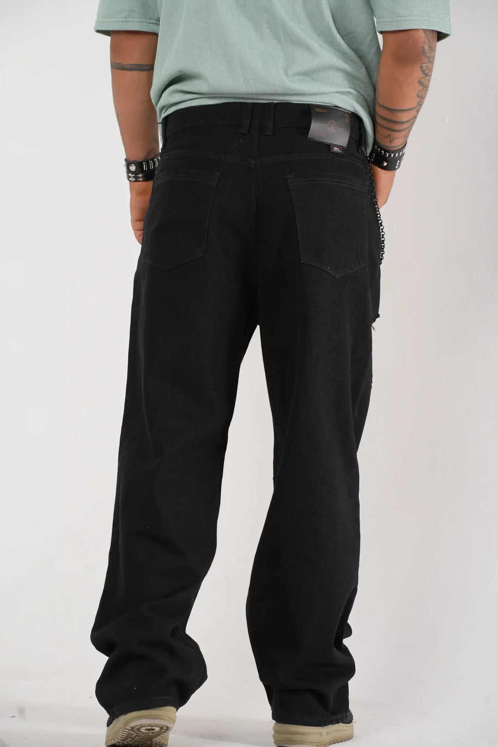 Jeans Baggy Negro con Detalles Rotos y Cadena Decorativa Negra