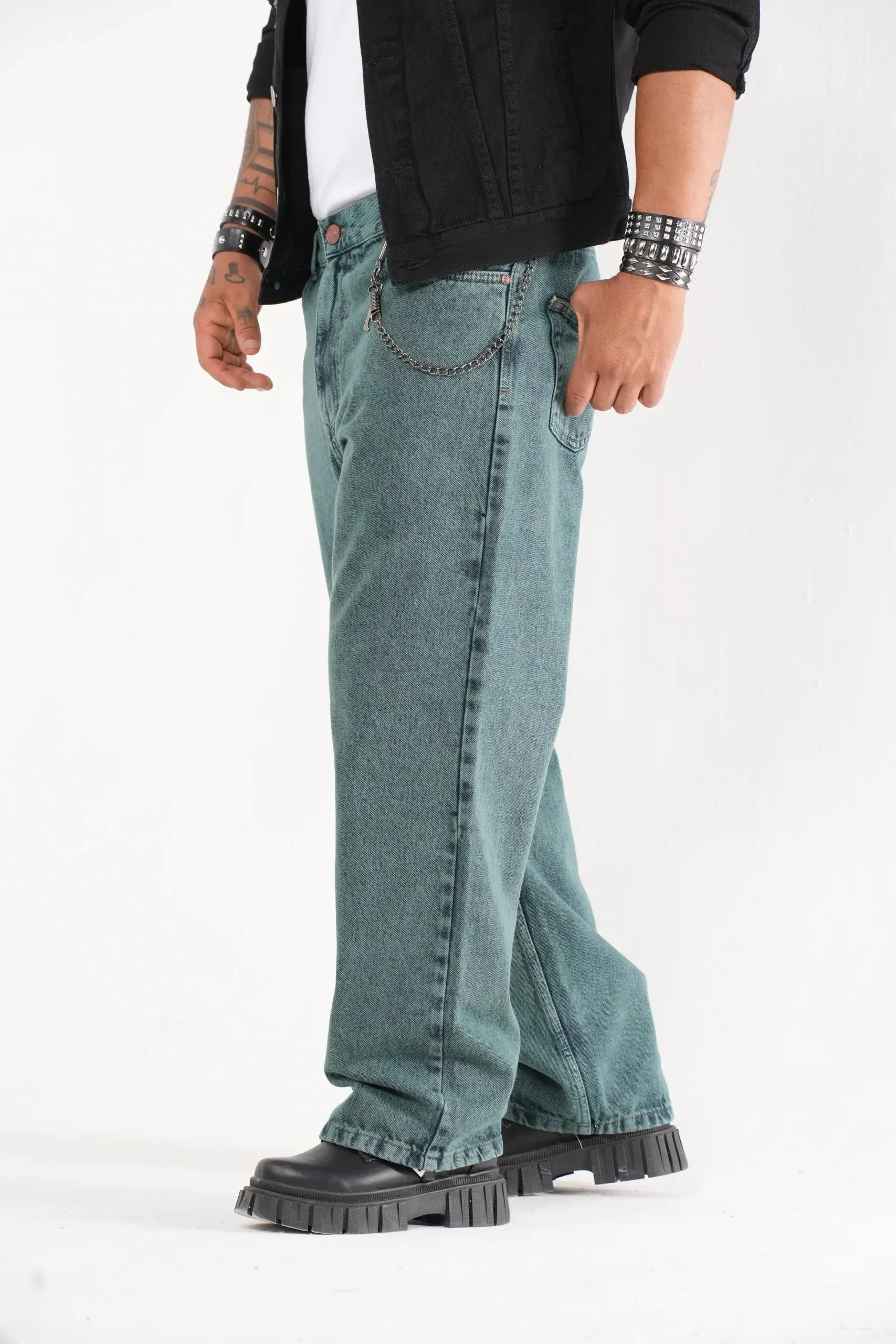 Jeans Baggy Verde Vintage con Cadena Metálica Decorativa