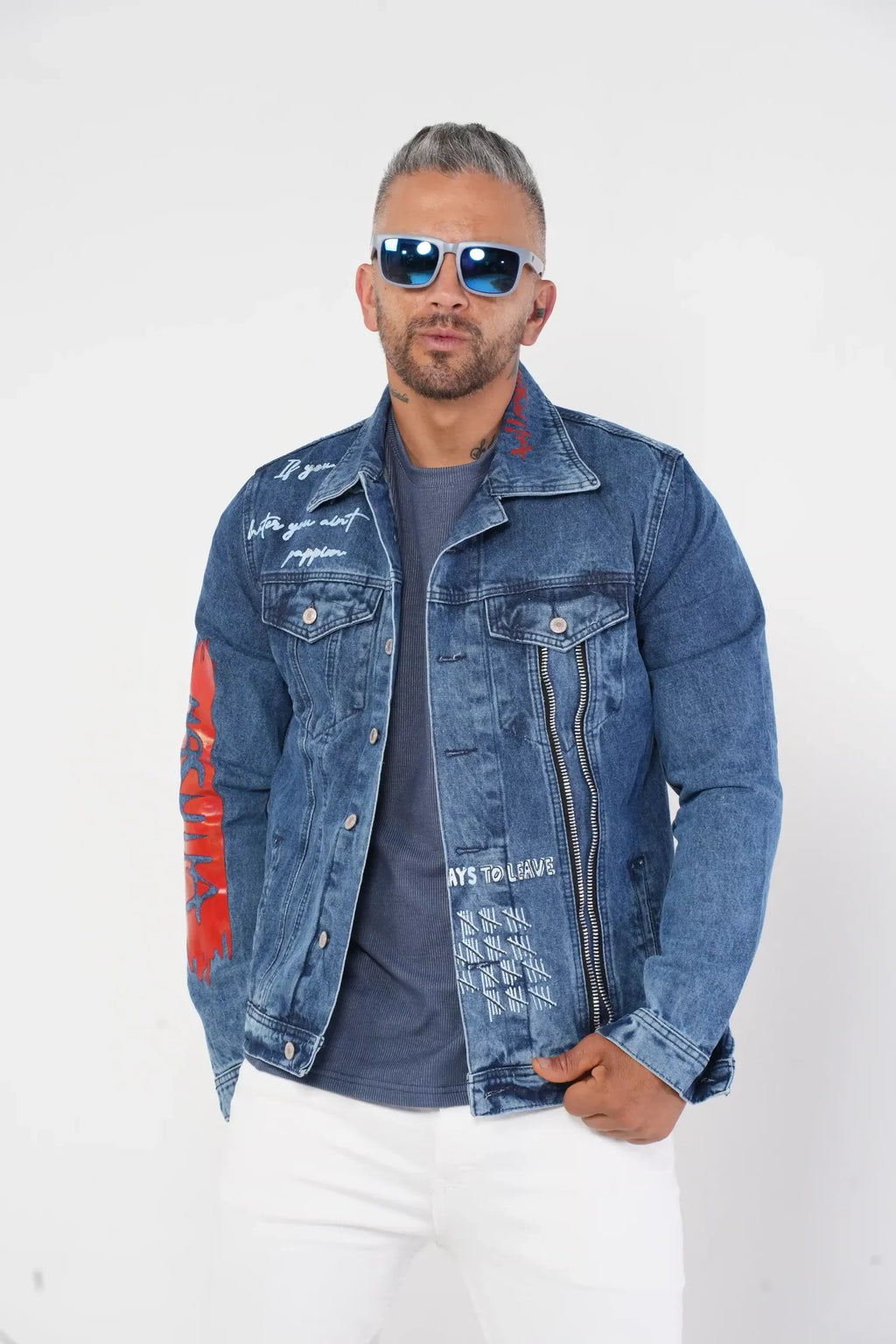 Chaqueta Denim Azul Intervenida con Gráficos y Cremallera Decorativa