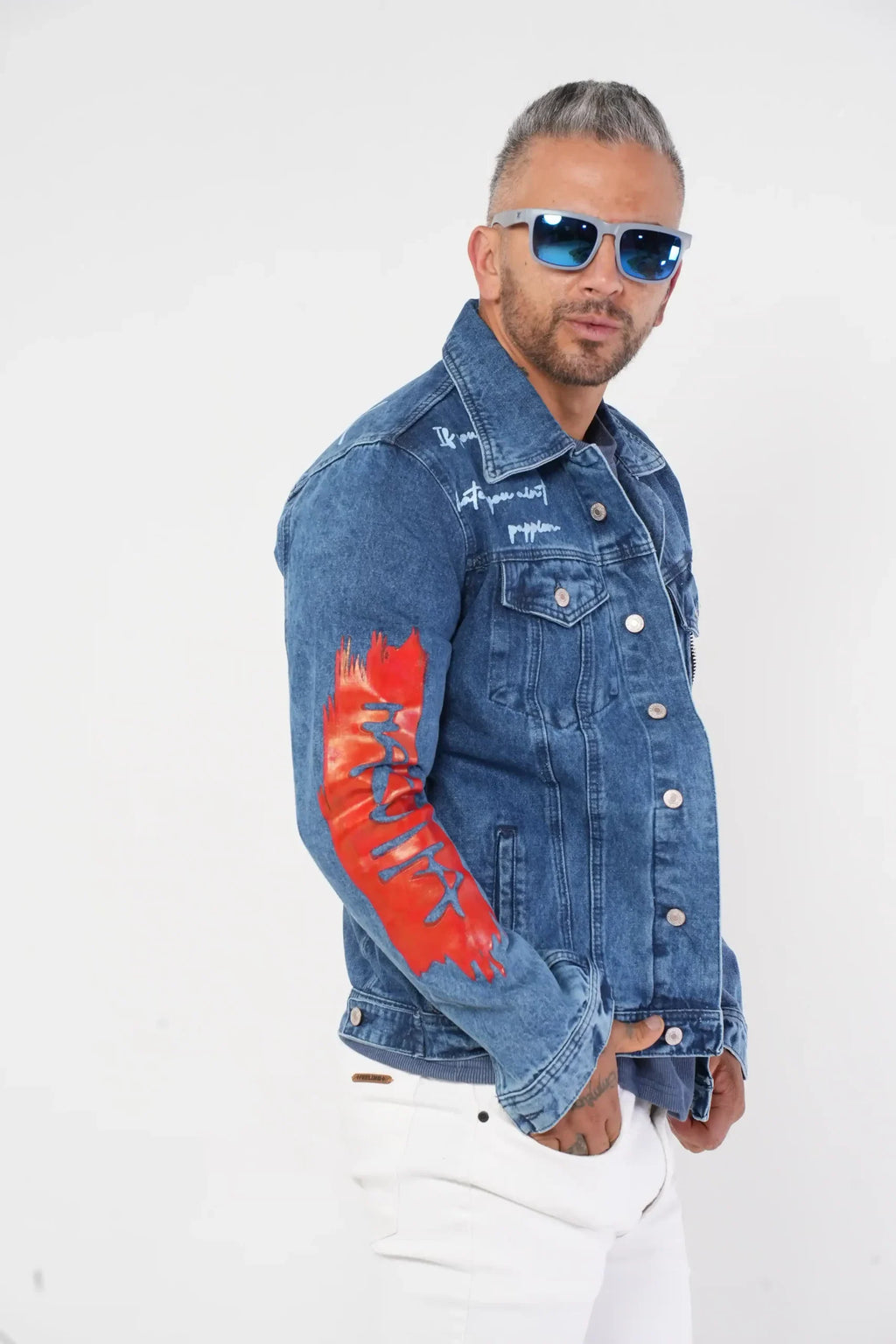Chaqueta Denim Azul Intervenida con Gráficos y Cremallera Decorativa