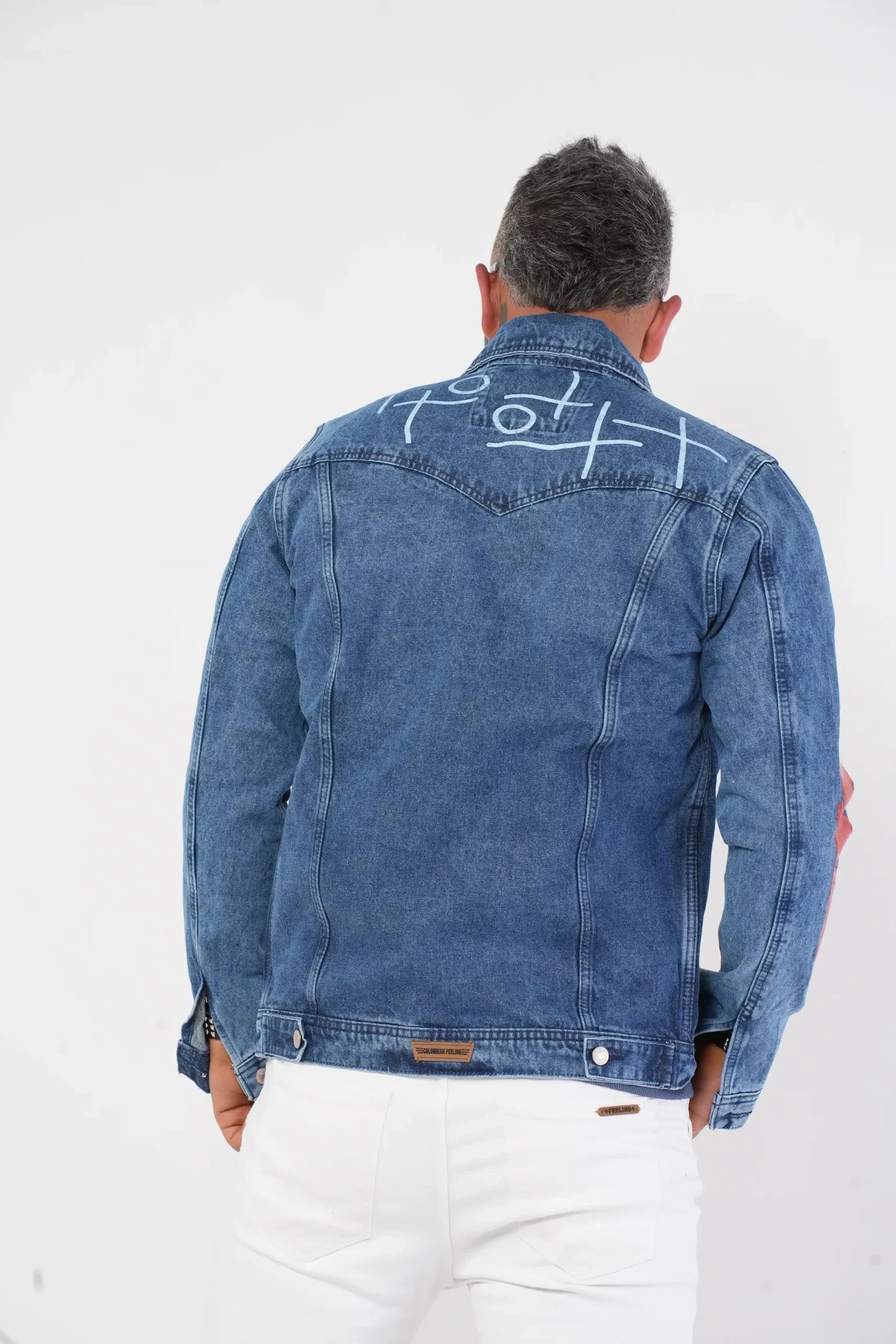 Chaqueta Denim Azul Intervenida con Gráficos y Cremallera Decorativa