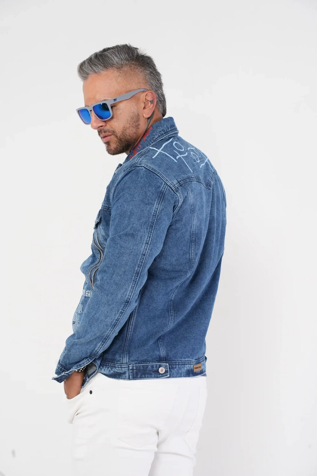 Chaqueta Denim Azul Intervenida con Gráficos y Cremallera Decorativa