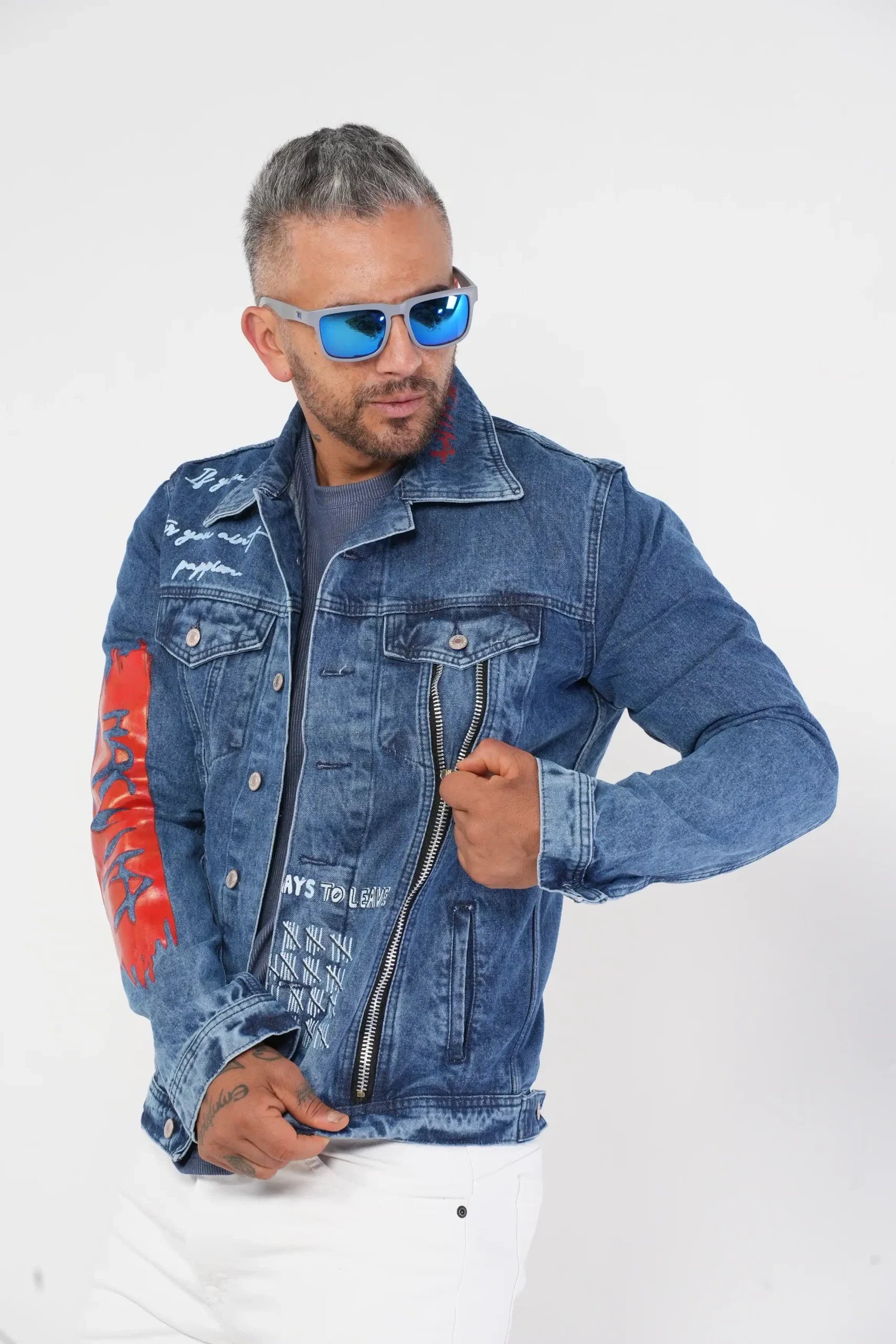 Chaqueta Denim Azul Intervenida con Gráficos y Cremallera Decorativa